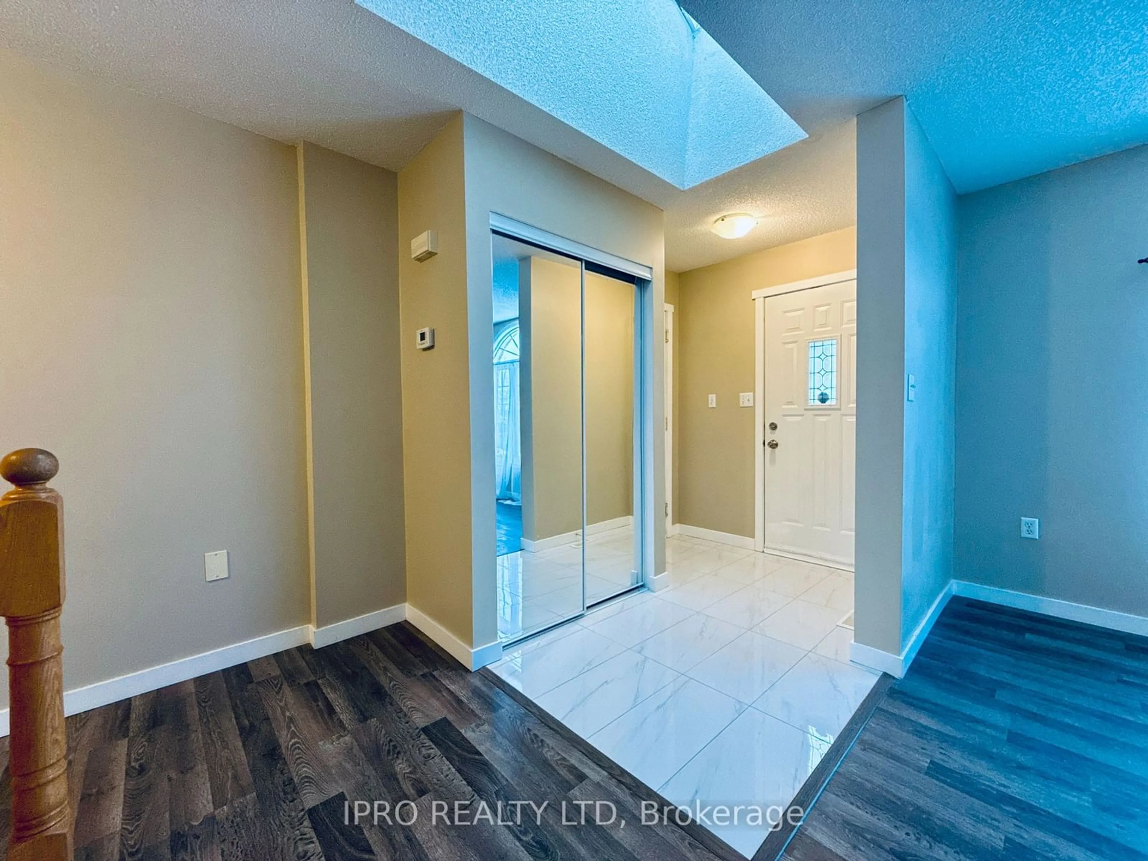 Indoor entryway for 23 Garibaldi Dr, Barrie Ontario L4N 8C3