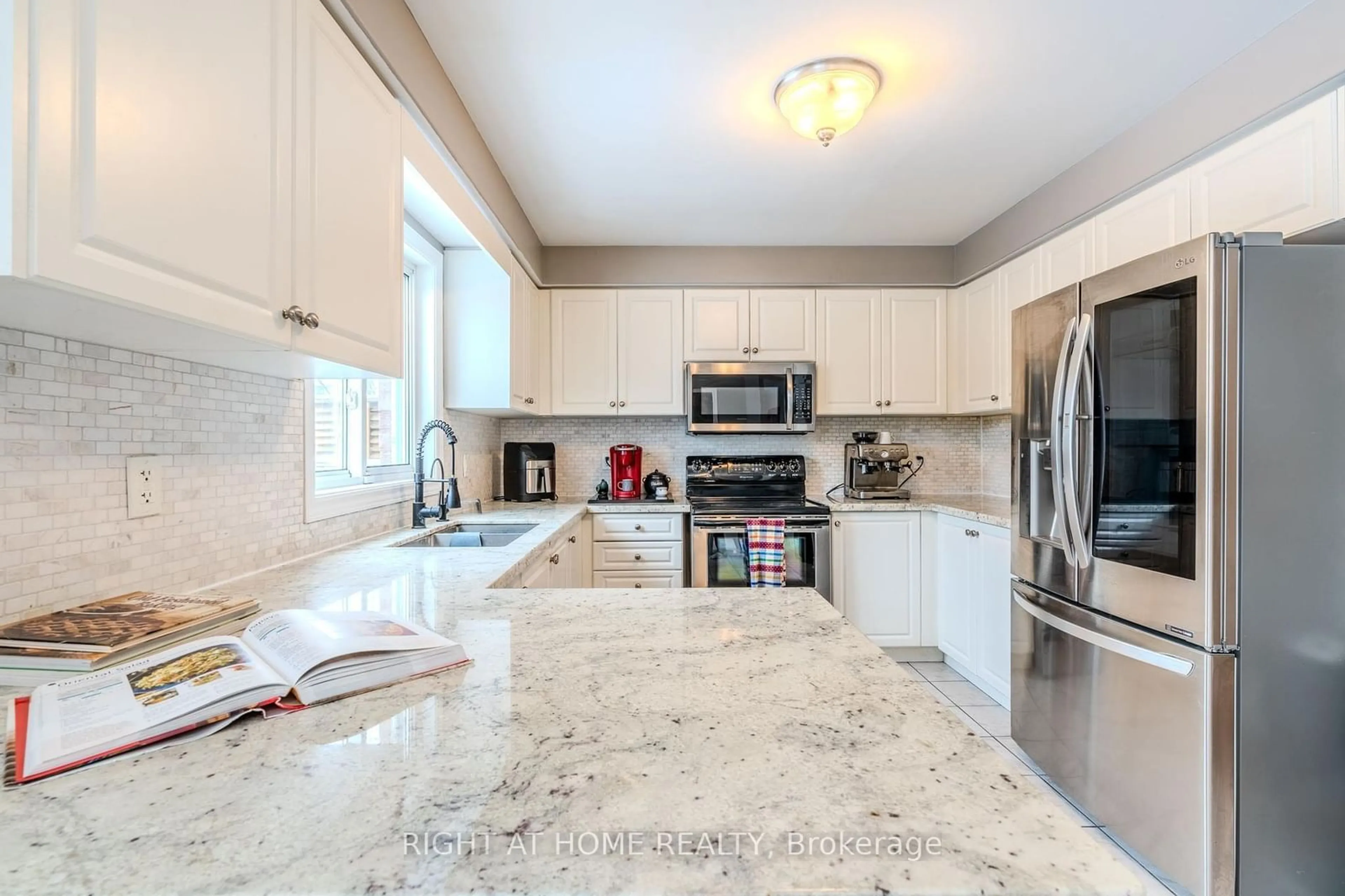 Open concept kitchen, ceramic/tile floor for 33 Knupp Rd, Barrie Ontario L4N 0P8