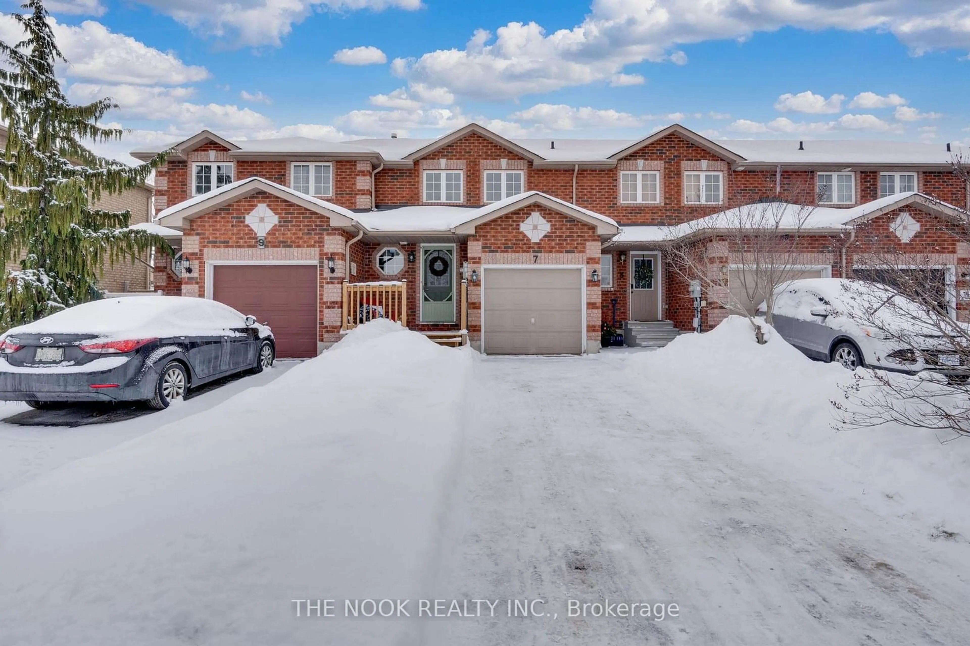 A pic from outside/outdoor area/front of a property/back of a property/a pic from drone, street for 7 Coronation Pkwy, Barrie Ontario L4M 7J9