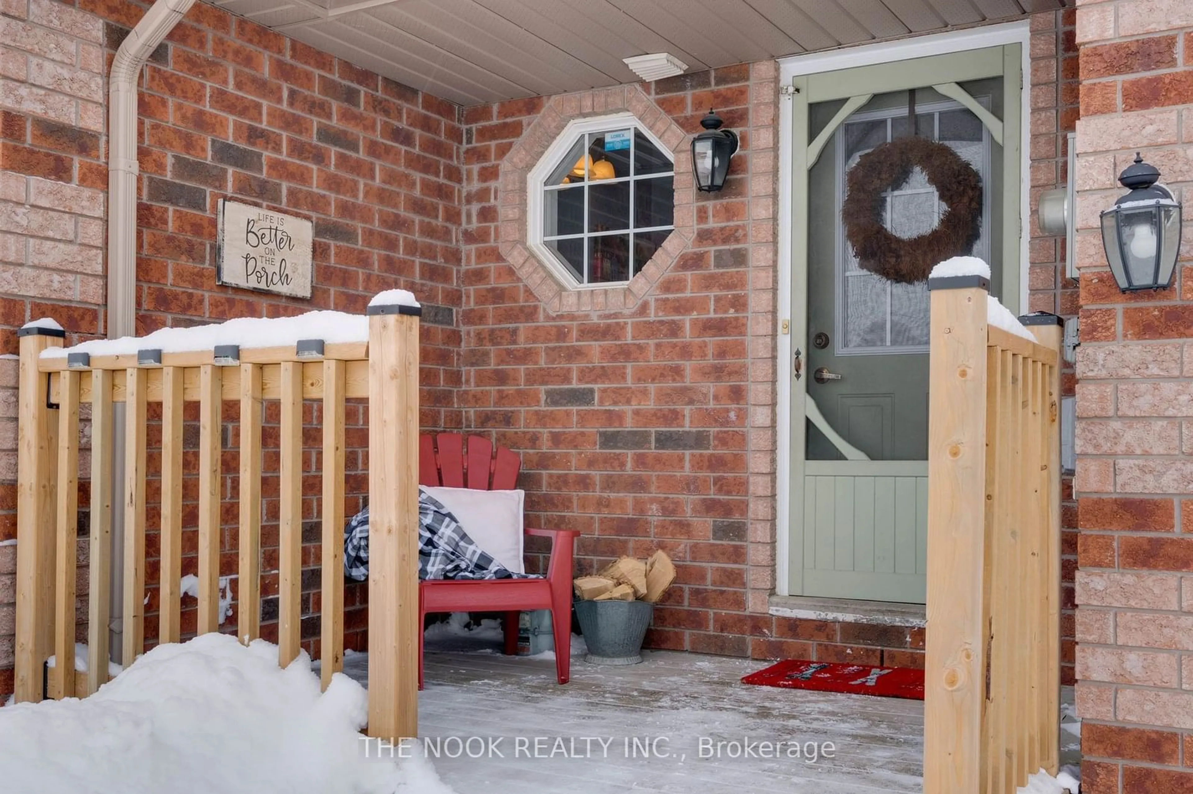 Indoor entryway for 7 Coronation Pkwy, Barrie Ontario L4M 7J9