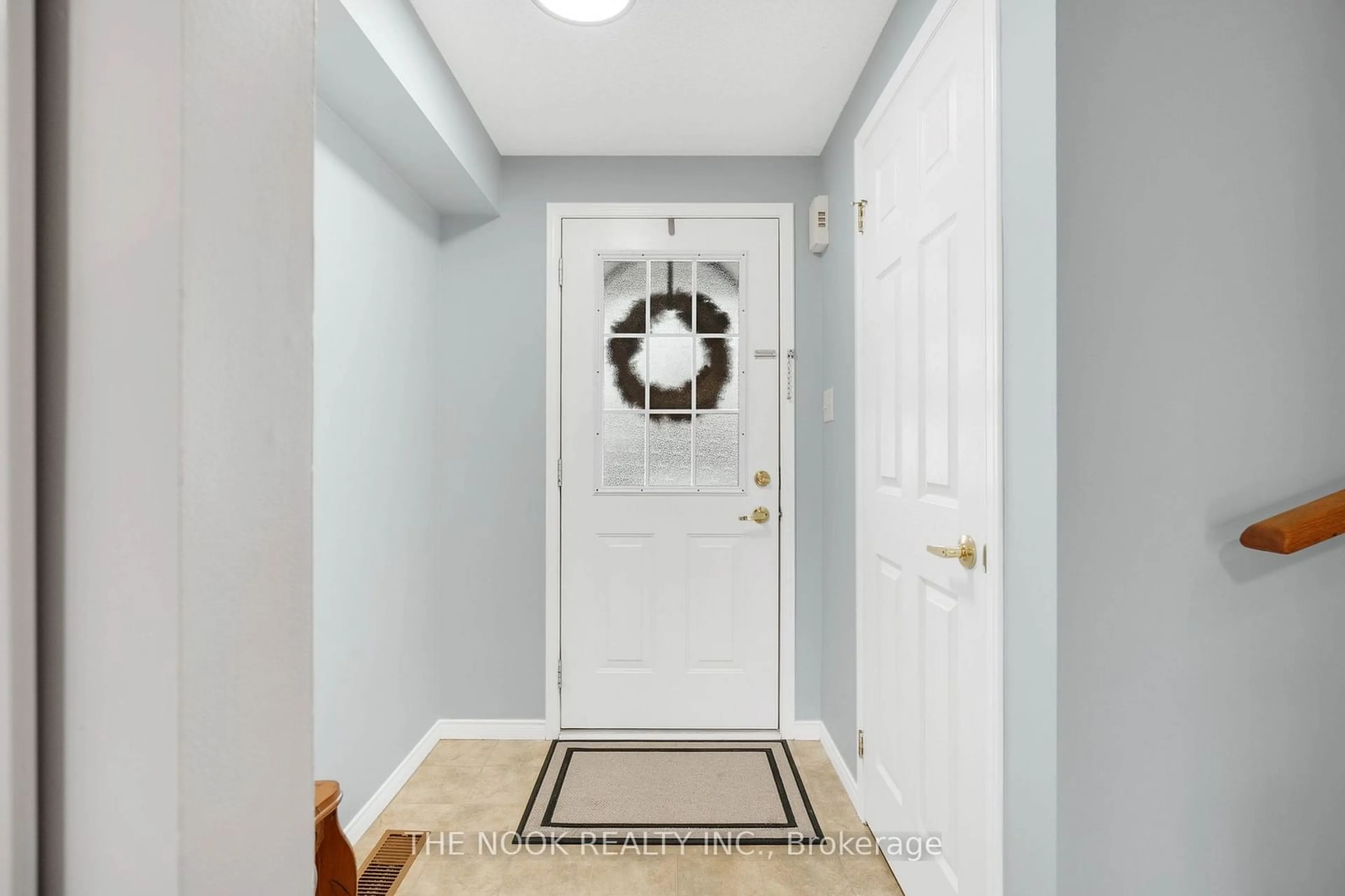 Indoor entryway for 7 Coronation Pkwy, Barrie Ontario L4M 7J9