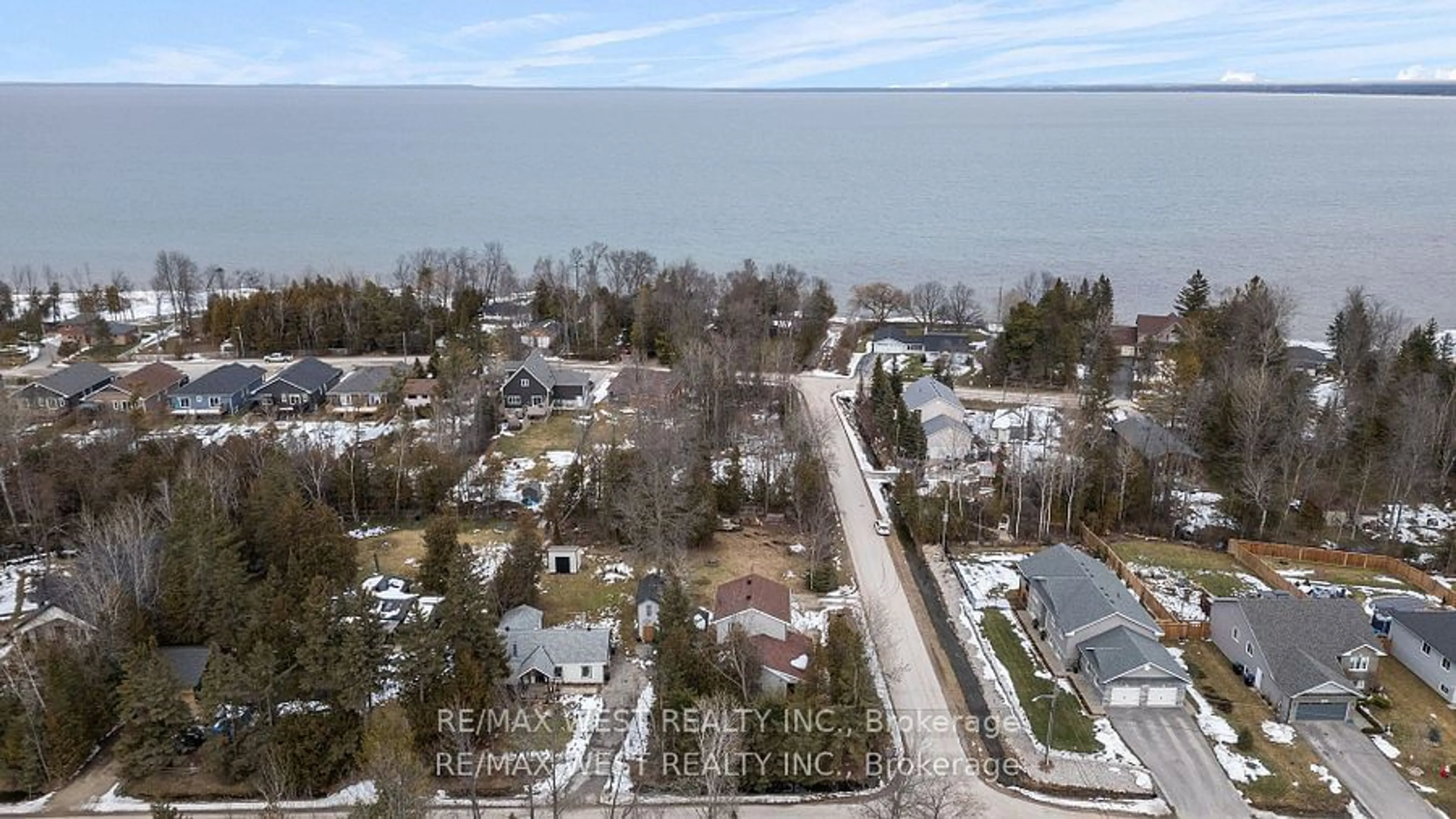 A pic from outside/outdoor area/front of a property/back of a property/a pic from drone, unknown for 30 Bayswater Dr, Wasaga Beach Ontario L9Z 2Y3