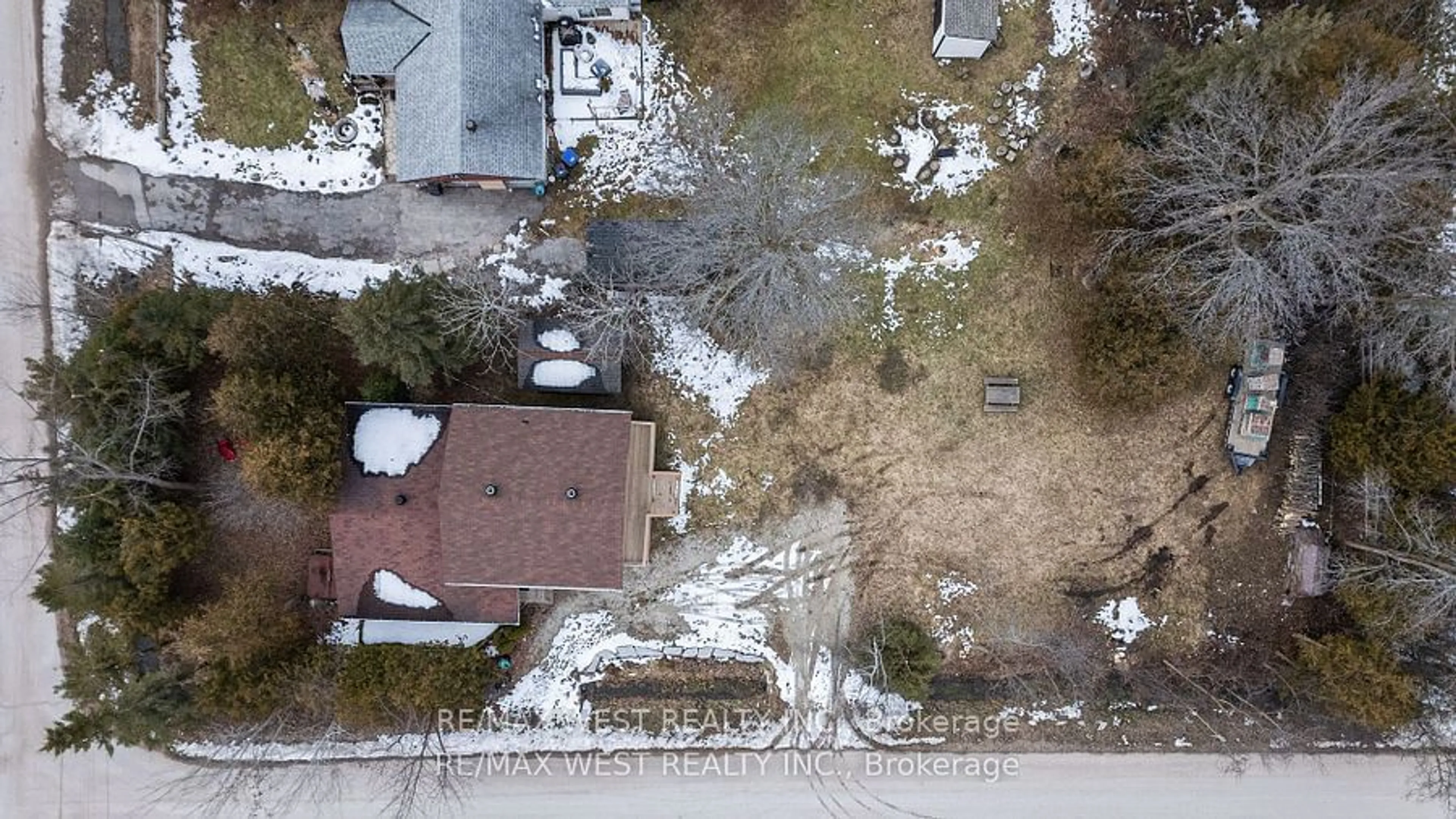 A pic from outside/outdoor area/front of a property/back of a property/a pic from drone, street for 30 Bayswater Dr, Wasaga Beach Ontario L9Z 2Y3