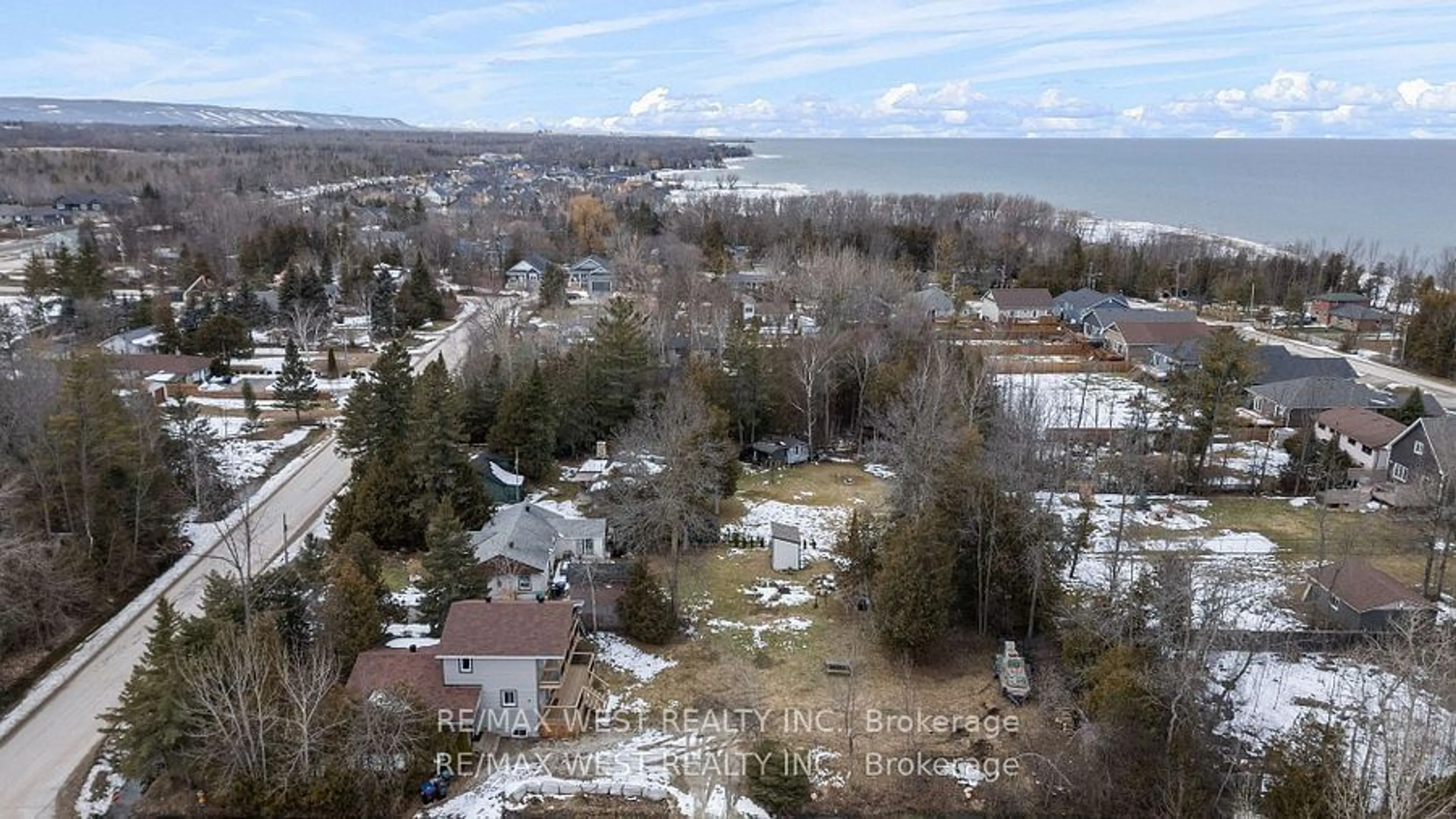 A pic from outside/outdoor area/front of a property/back of a property/a pic from drone, water/lake/river/ocean view for 30 Bayswater Dr, Wasaga Beach Ontario L9Z 2Y3