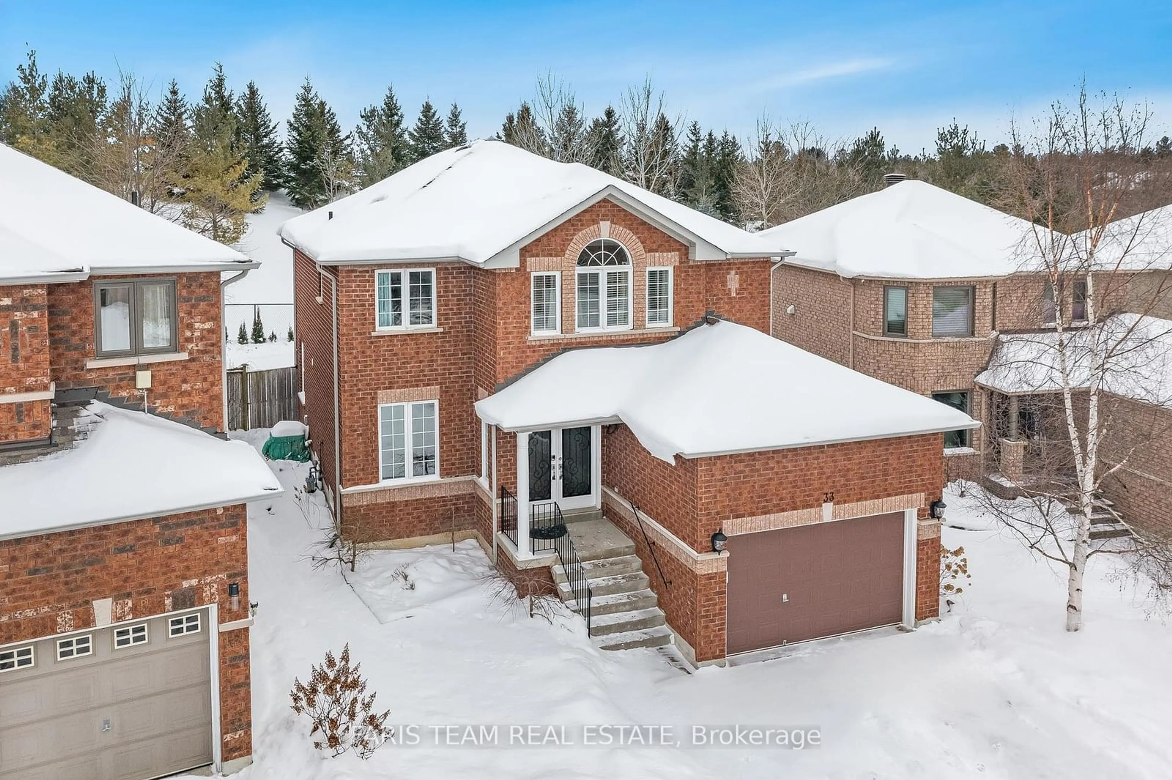 A pic from outside/outdoor area/front of a property/back of a property/a pic from drone, street for 33 Prince Of Wales Dr, Barrie Ontario L4N 0T2