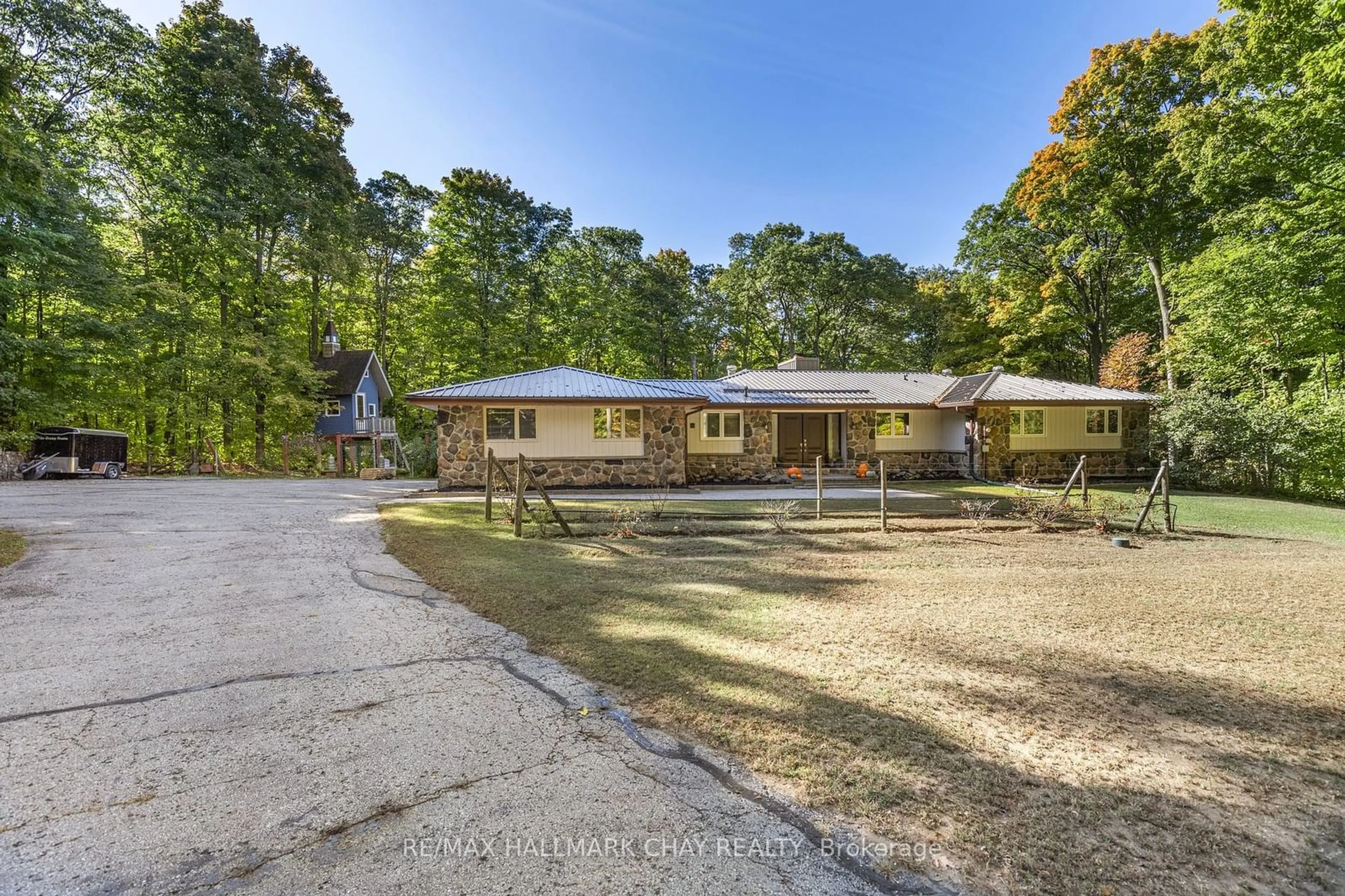 A pic from outside/outdoor area/front of a property/back of a property/a pic from drone, street for 17 WOODLAND Cres, Oro-Medonte Ontario L4M 4Y8