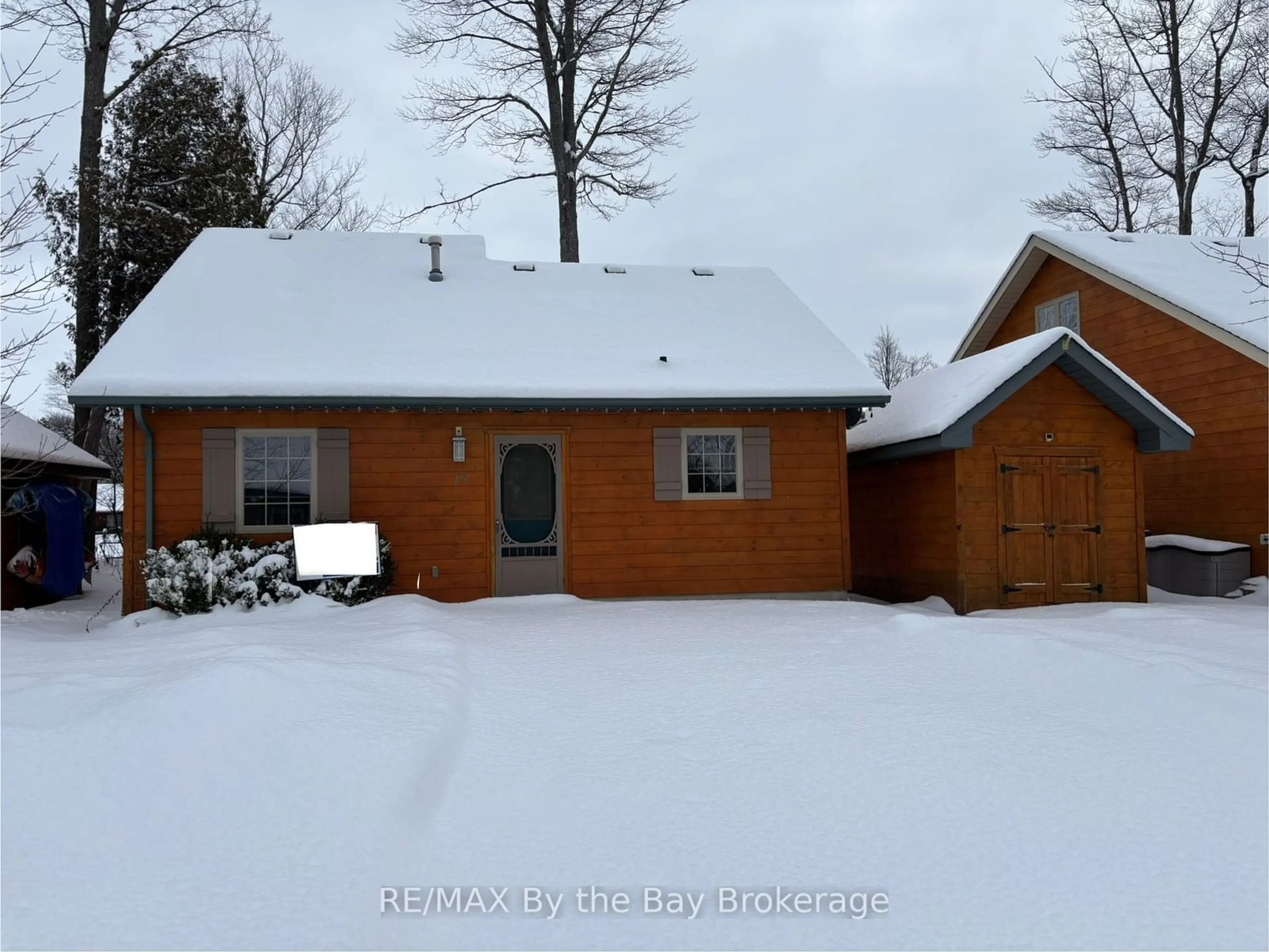 A pic from outside/outdoor area/front of a property/back of a property/a pic from drone, street for 19 Cabin Cres, Wasaga Beach Ontario L9Z 1X7