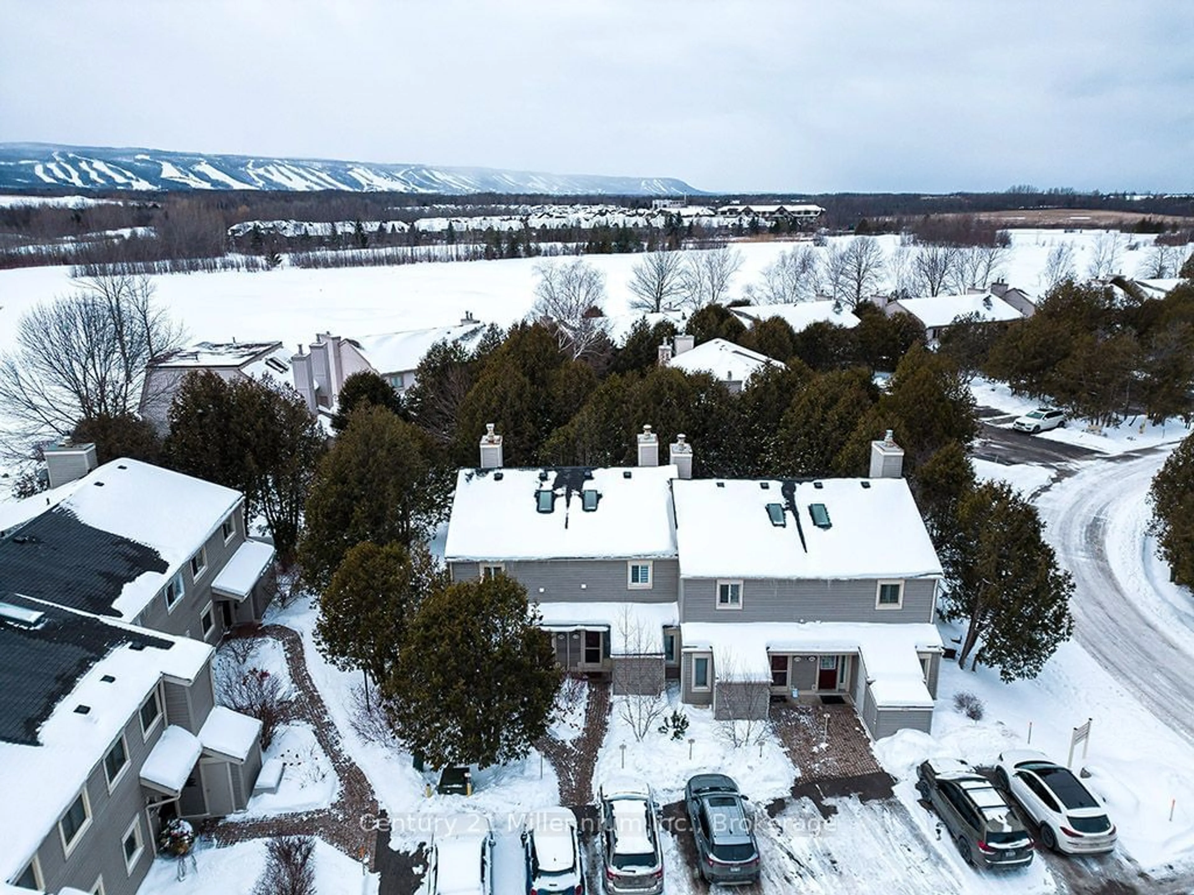 A pic from outside/outdoor area/front of a property/back of a property/a pic from drone, mountain view for 479 Oxbow Cres, Collingwood Ontario L9Y 5B4