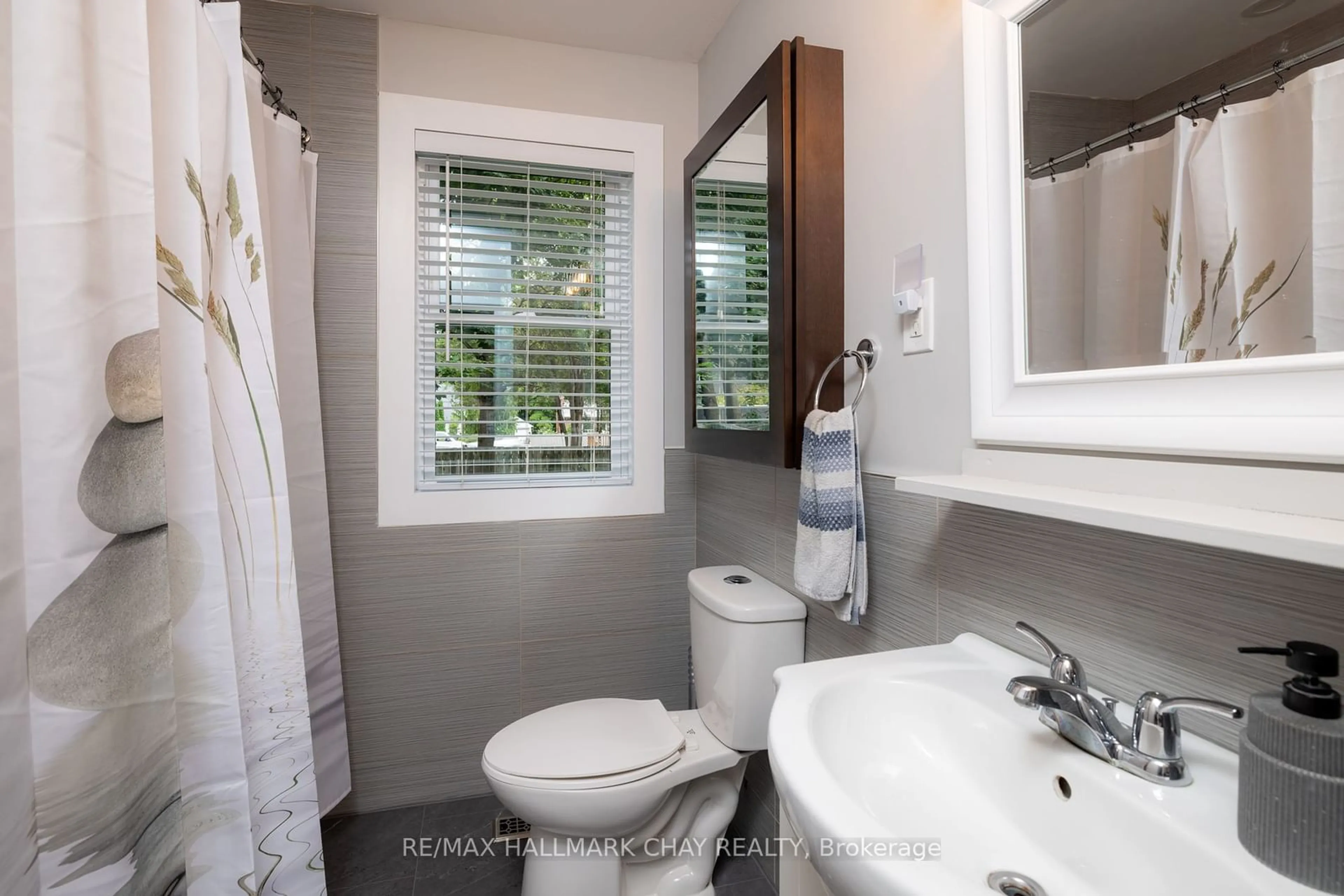 Standard bathroom, ceramic/tile floor for 9 Gunn St, Barrie Ontario L4M 2H2