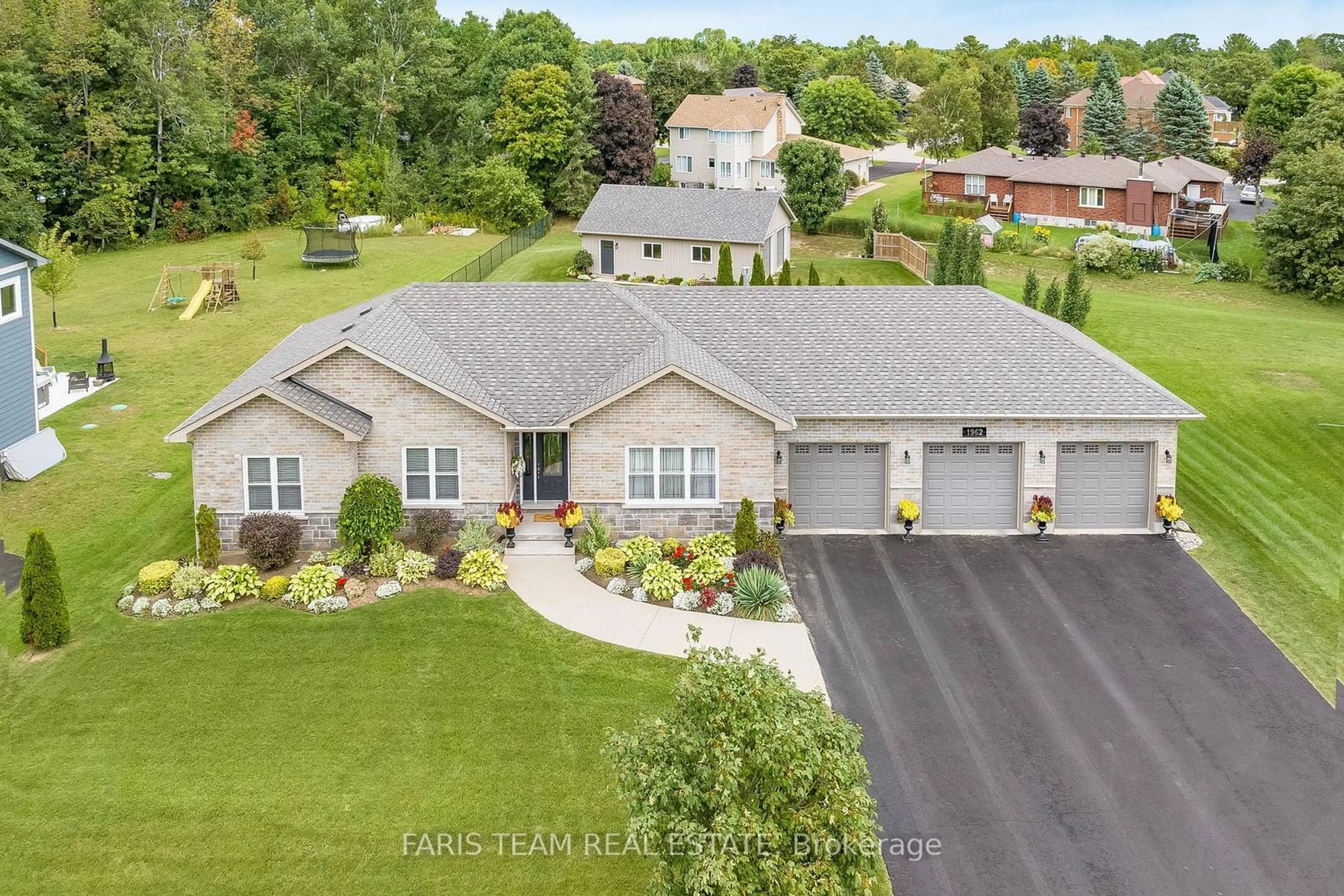 A pic from outside/outdoor area/front of a property/back of a property/a pic from drone, street for 1962 Elana Dr, Severn Ontario L3V 0C2