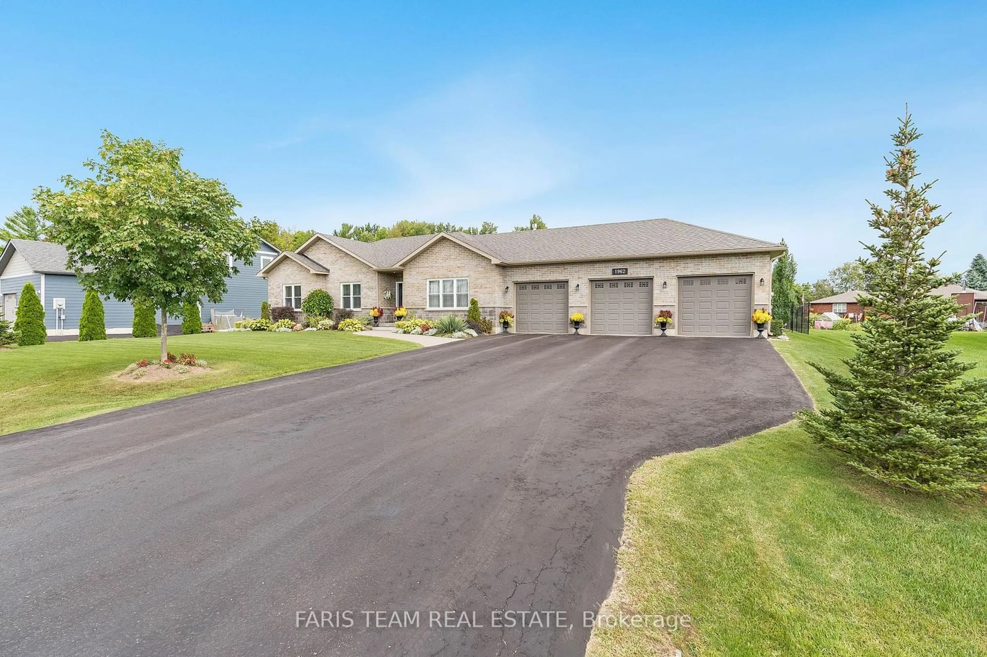 A pic from outside/outdoor area/front of a property/back of a property/a pic from drone, street for 1962 Elana Dr, Severn Ontario L3V 0C2