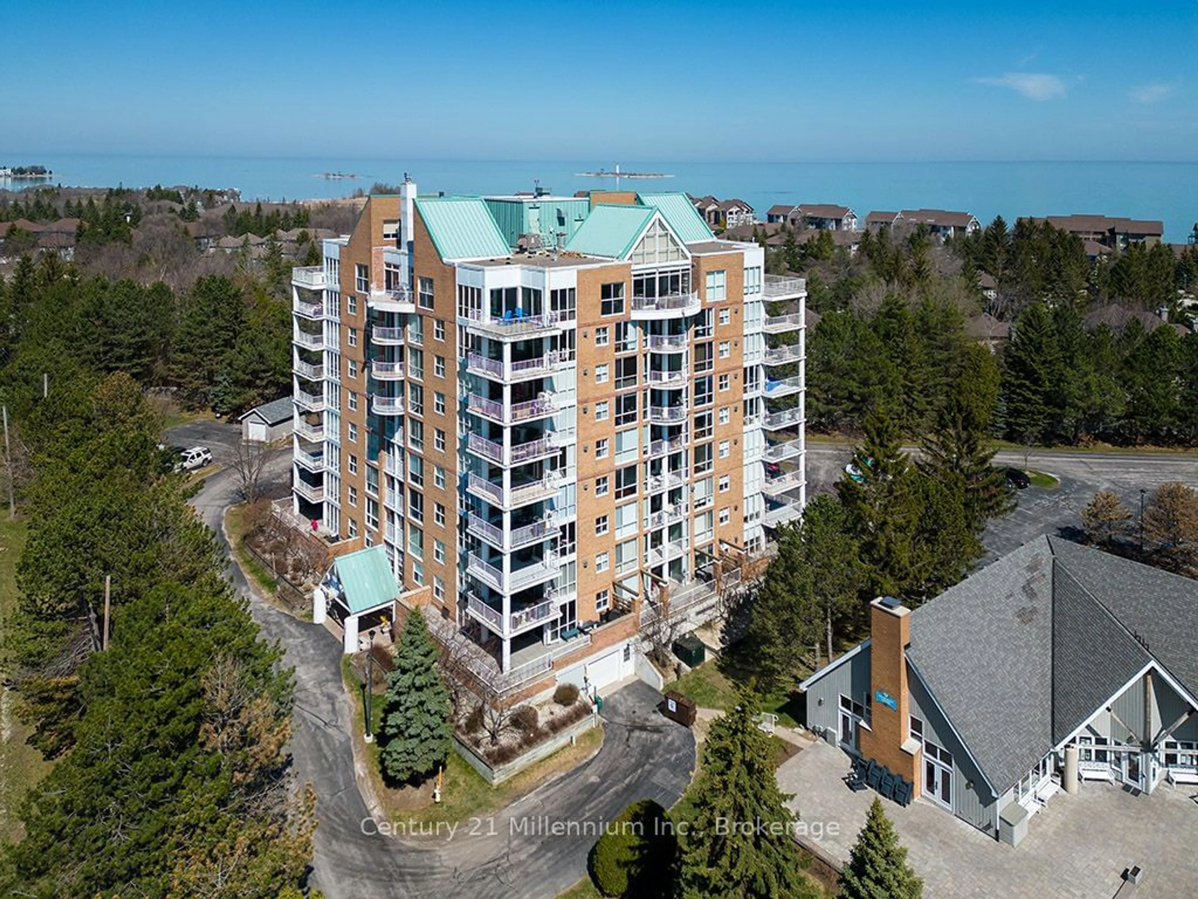 A pic from outside/outdoor area/front of a property/back of a property/a pic from drone, building for 24 Ramblings Way #705, Collingwood Ontario L9Y 5S7