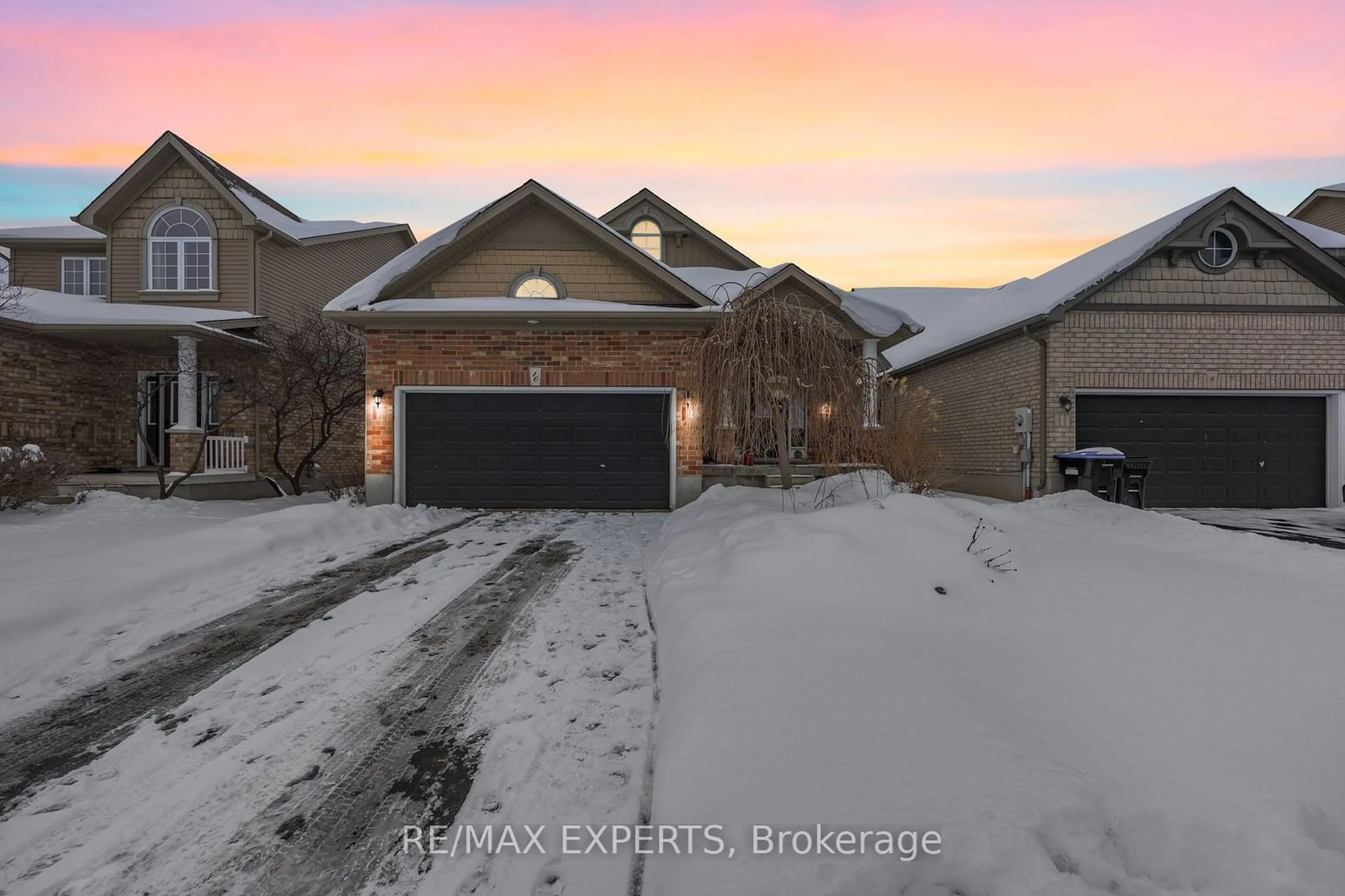 A pic from outside/outdoor area/front of a property/back of a property/a pic from drone, street for 10 Davis St, Collingwood Ontario L9Y 0C9