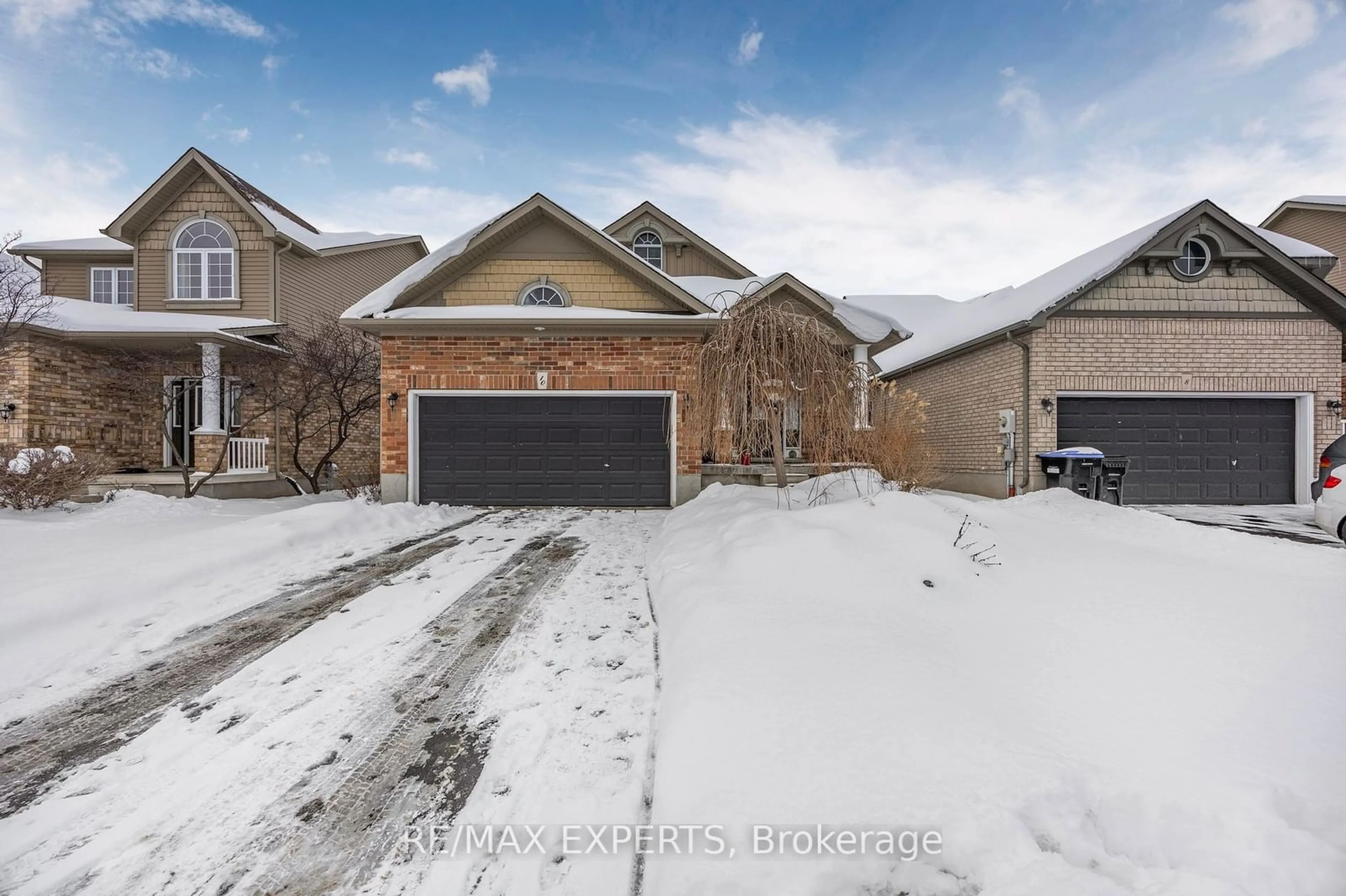 A pic from outside/outdoor area/front of a property/back of a property/a pic from drone, street for 10 Davis St, Collingwood Ontario L9Y 0C9