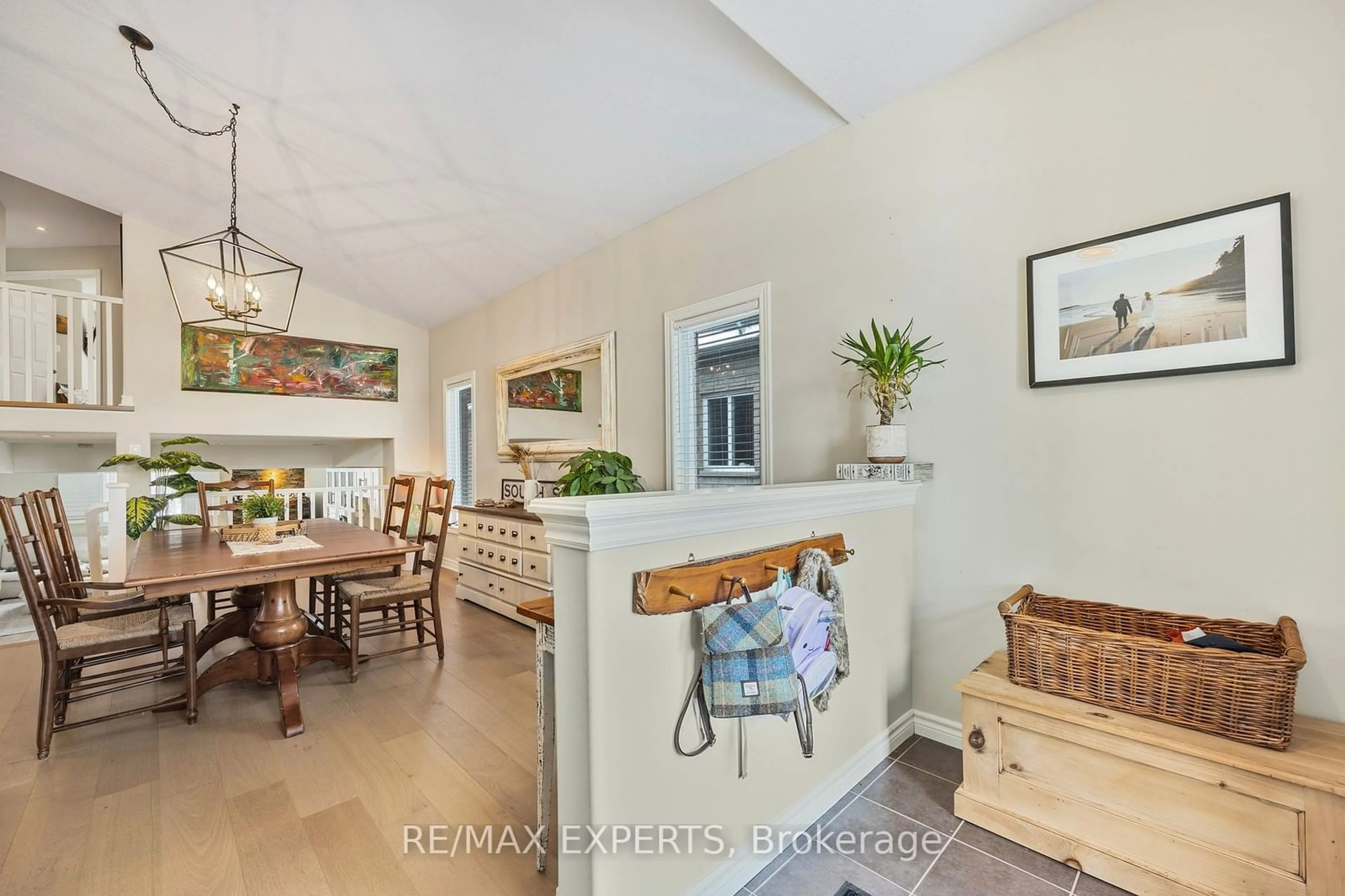 Dining room, ceramic/tile floor for 10 Davis St, Collingwood Ontario L9Y 0C9