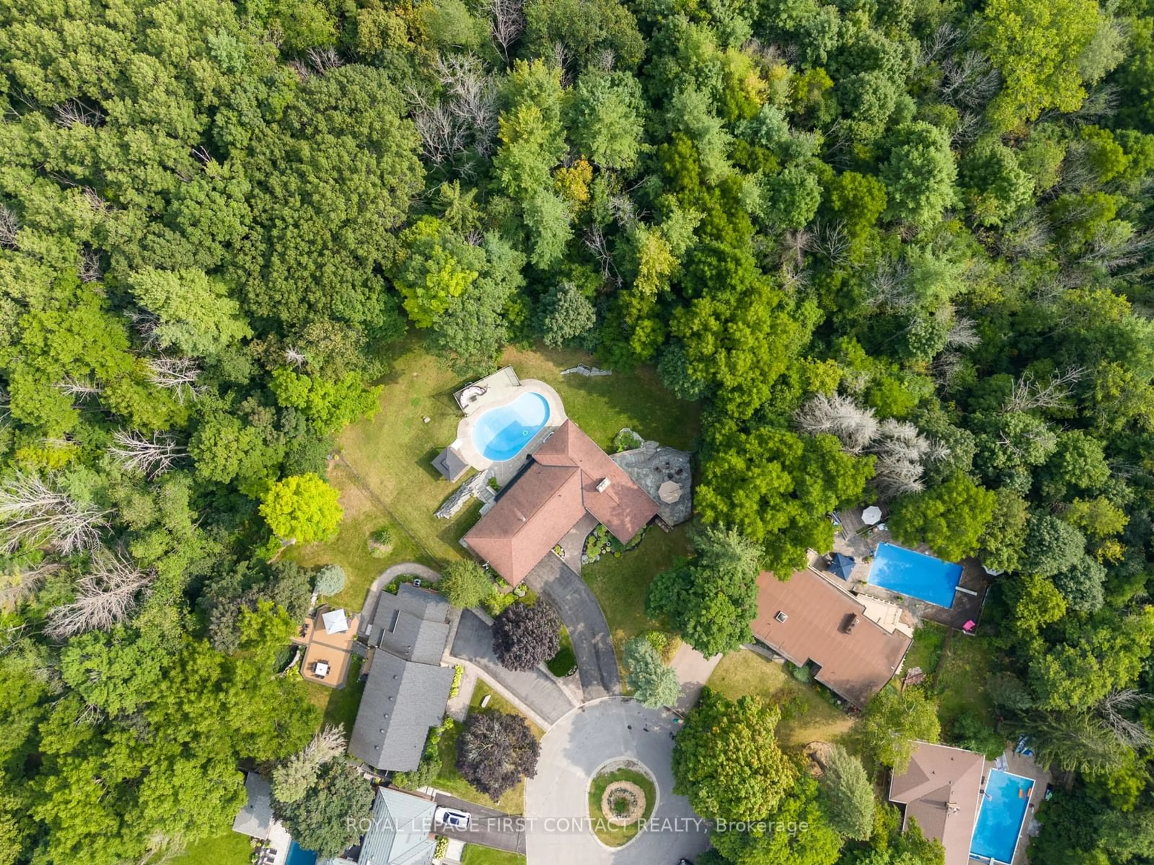 A pic from outside/outdoor area/front of a property/back of a property/a pic from drone, forest/trees view for 4 Brookdale Dr, Barrie Ontario L4N 1N5