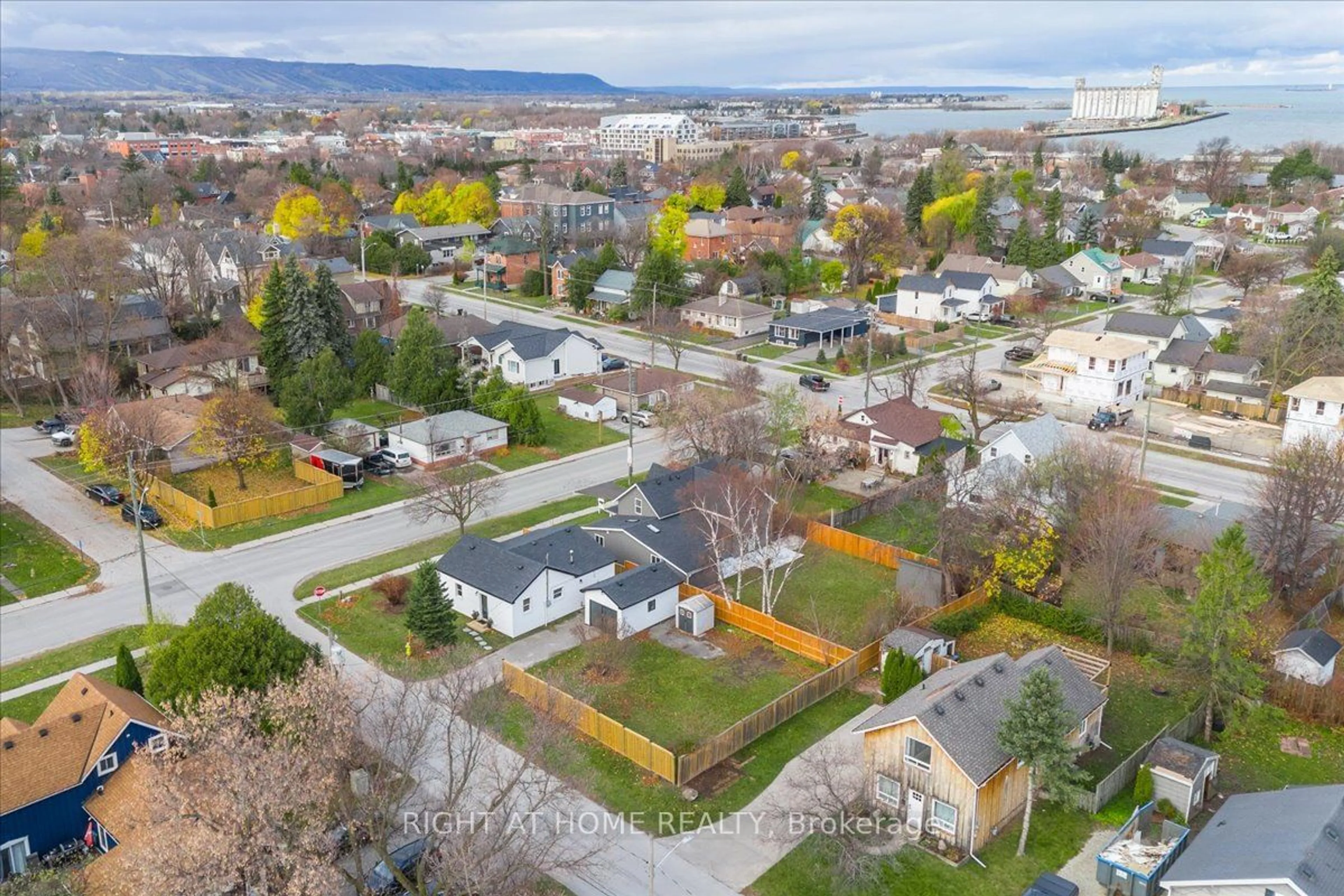 A pic from outside/outdoor area/front of a property/back of a property/a pic from drone, street for 169 Peel St, Collingwood Ontario L9Y 3V7