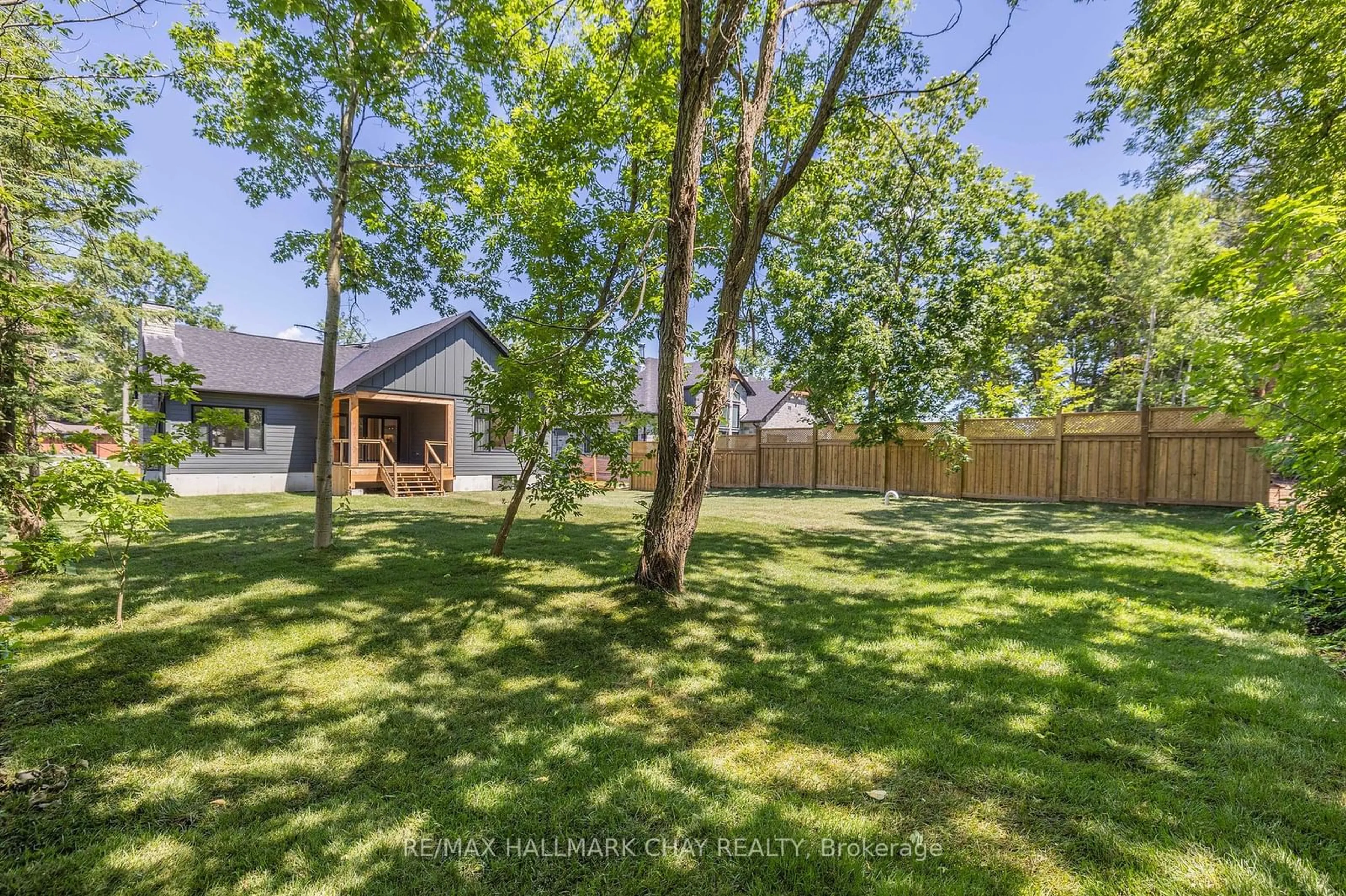 A pic from outside/outdoor area/front of a property/back of a property/a pic from drone, unknown for 21 Heatherwood Dr, Springwater Ontario L0L 1X1