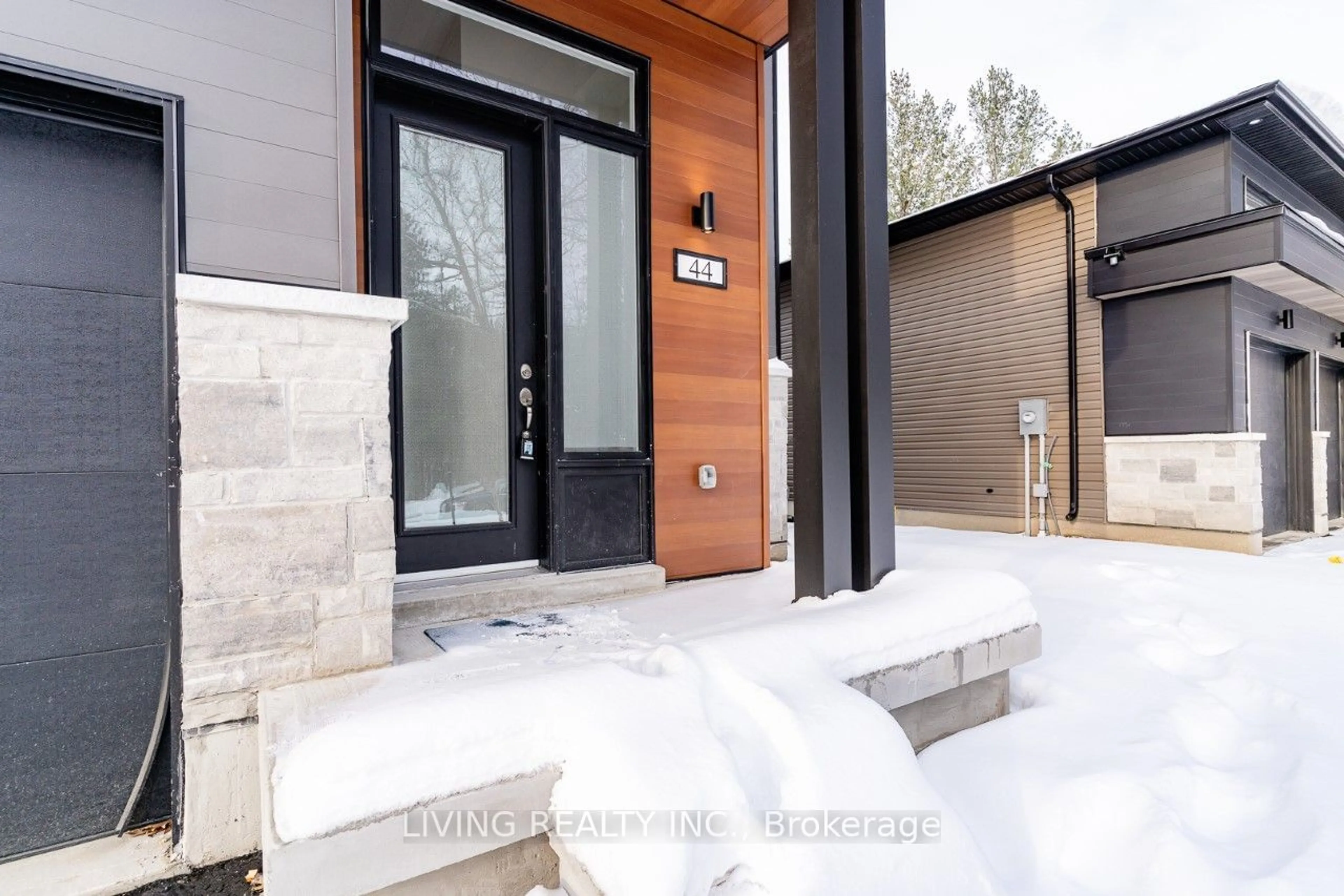 Indoor entryway for 44 Leslie Anne Dr, Wasaga Beach Ontario L9Z 0K6