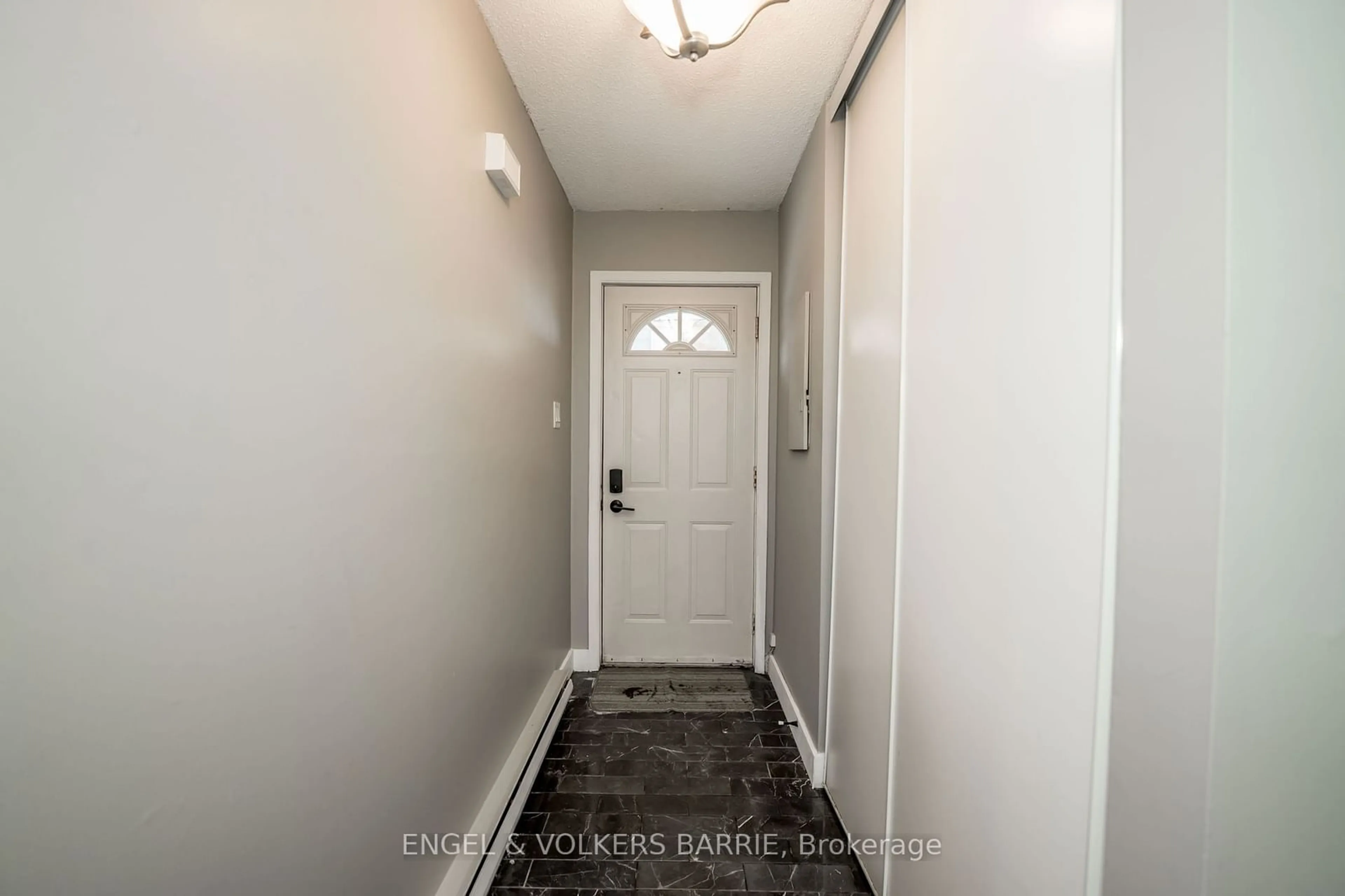 Indoor entryway for 3 Sawmill Rd #8, Barrie Ontario L4N 6X3