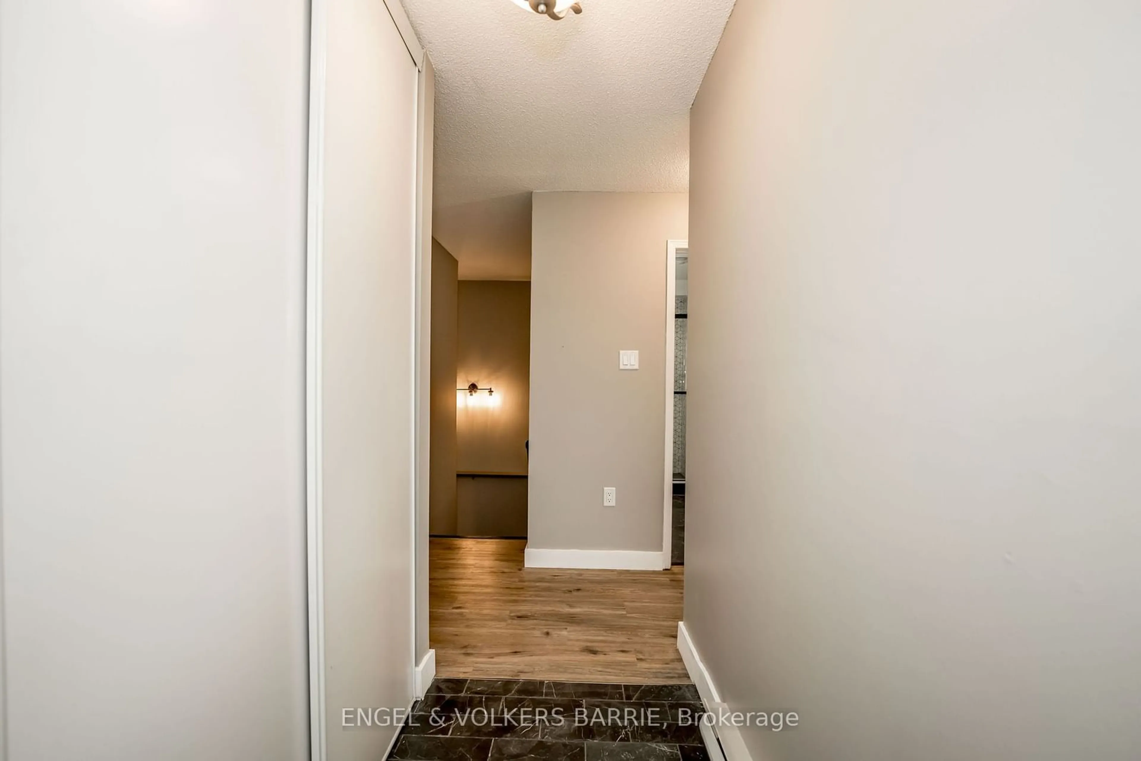 Indoor entryway for 3 Sawmill Rd #8, Barrie Ontario L4N 6X3