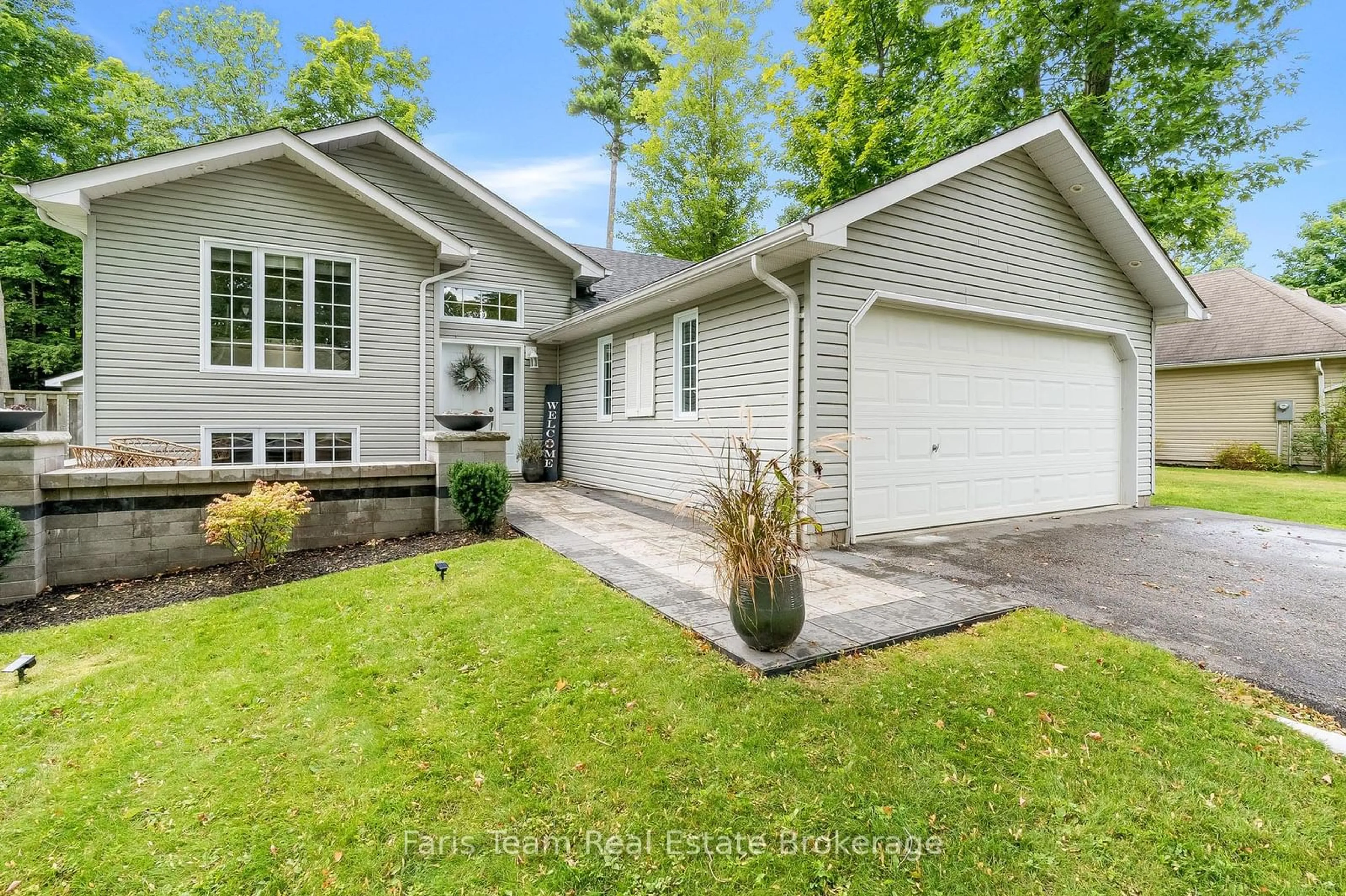 Home with vinyl exterior material, street for 39 Saint Laurent Blvd, Tiny Ontario L9M 1R3