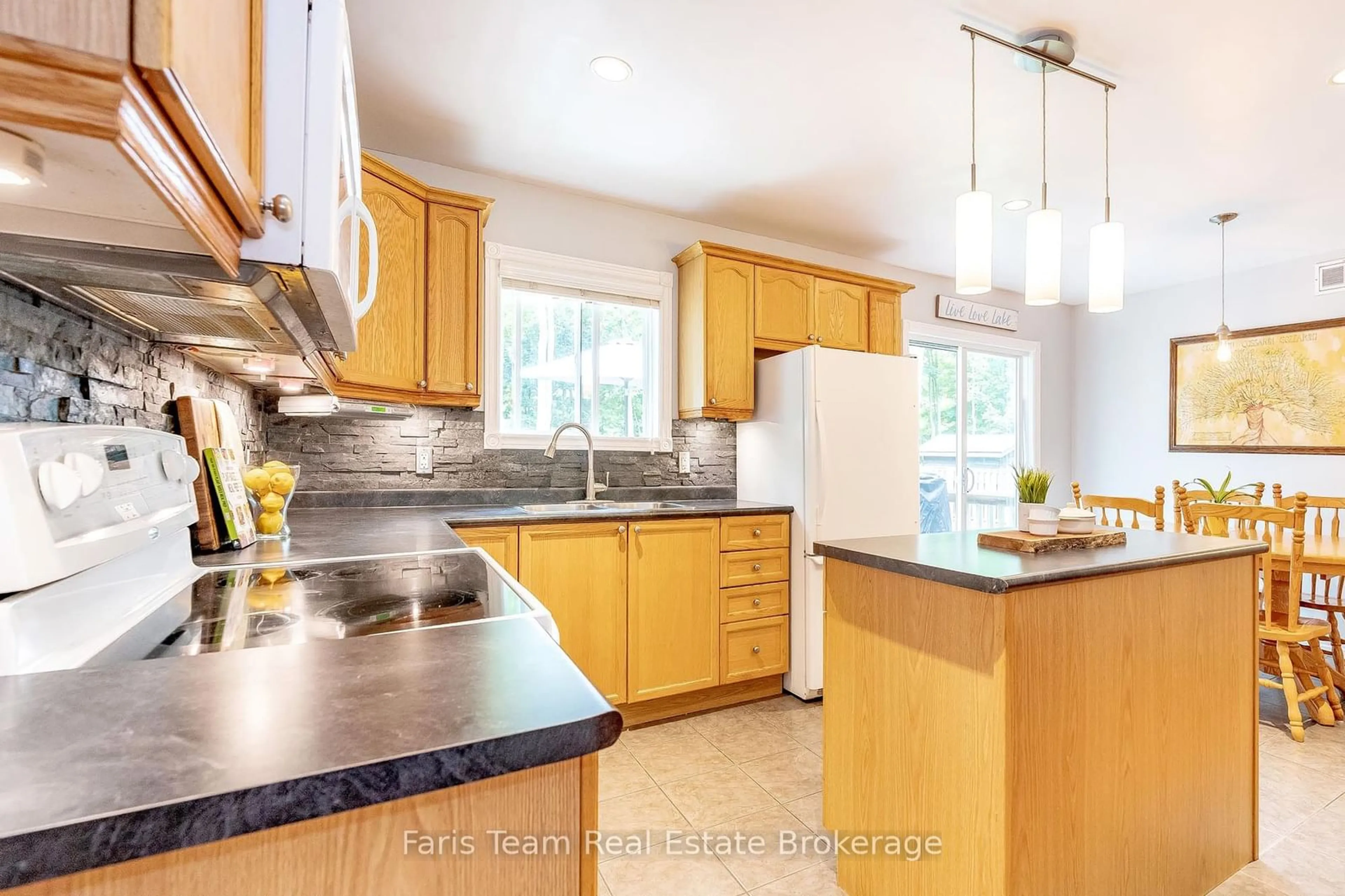 Open concept kitchen, unknown for 39 Saint Laurent Blvd, Tiny Ontario L9M 1R3