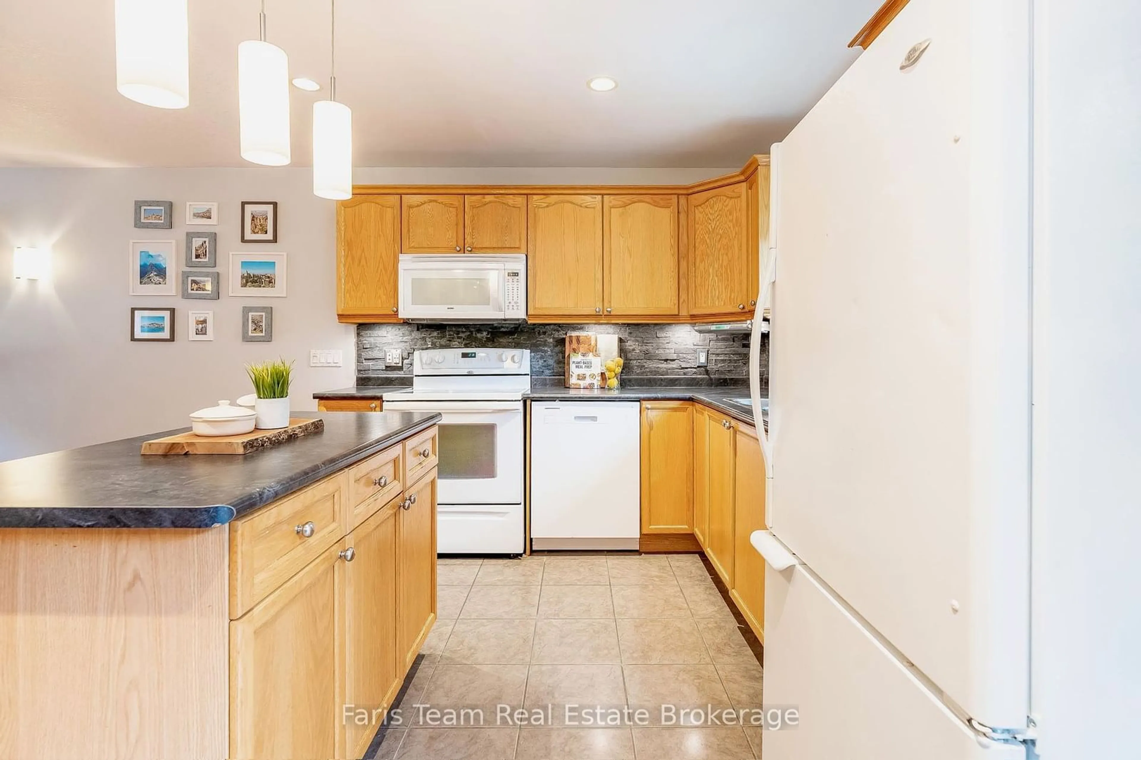 Standard kitchen, unknown for 39 Saint Laurent Blvd, Tiny Ontario L9M 1R3