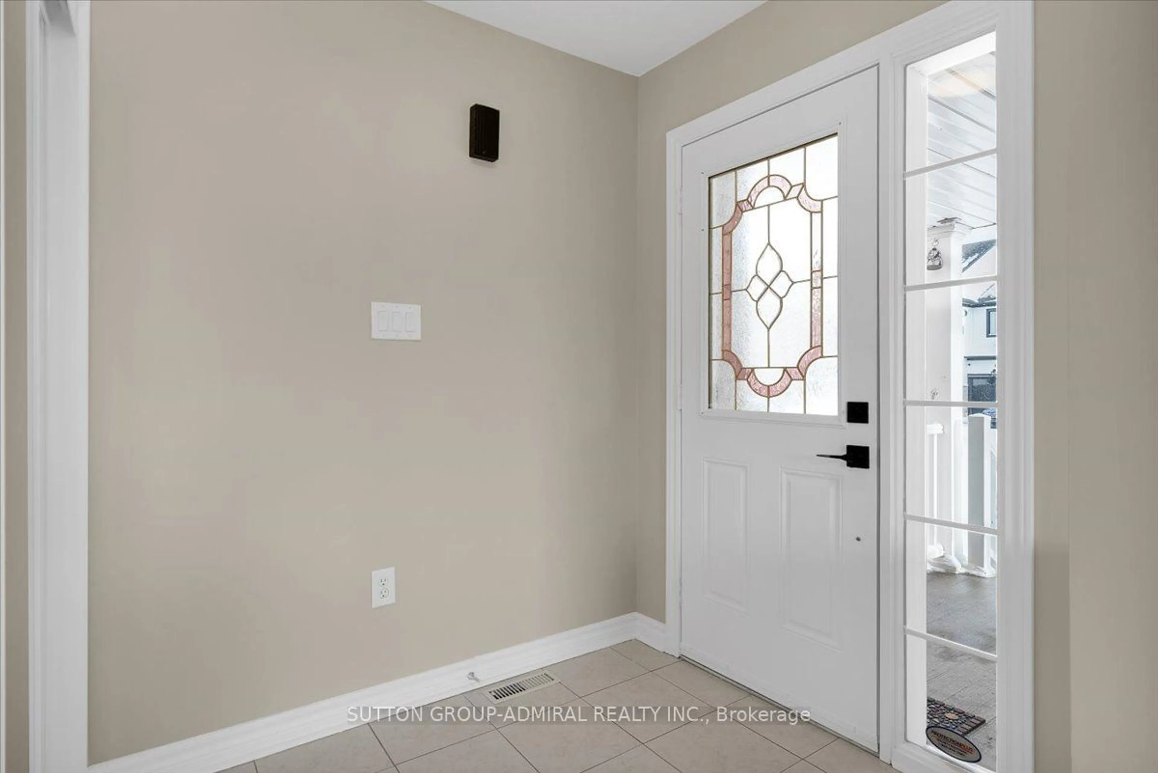 Indoor entryway for 4 Maple Crown Terr, Barrie Ontario L4M 7H3