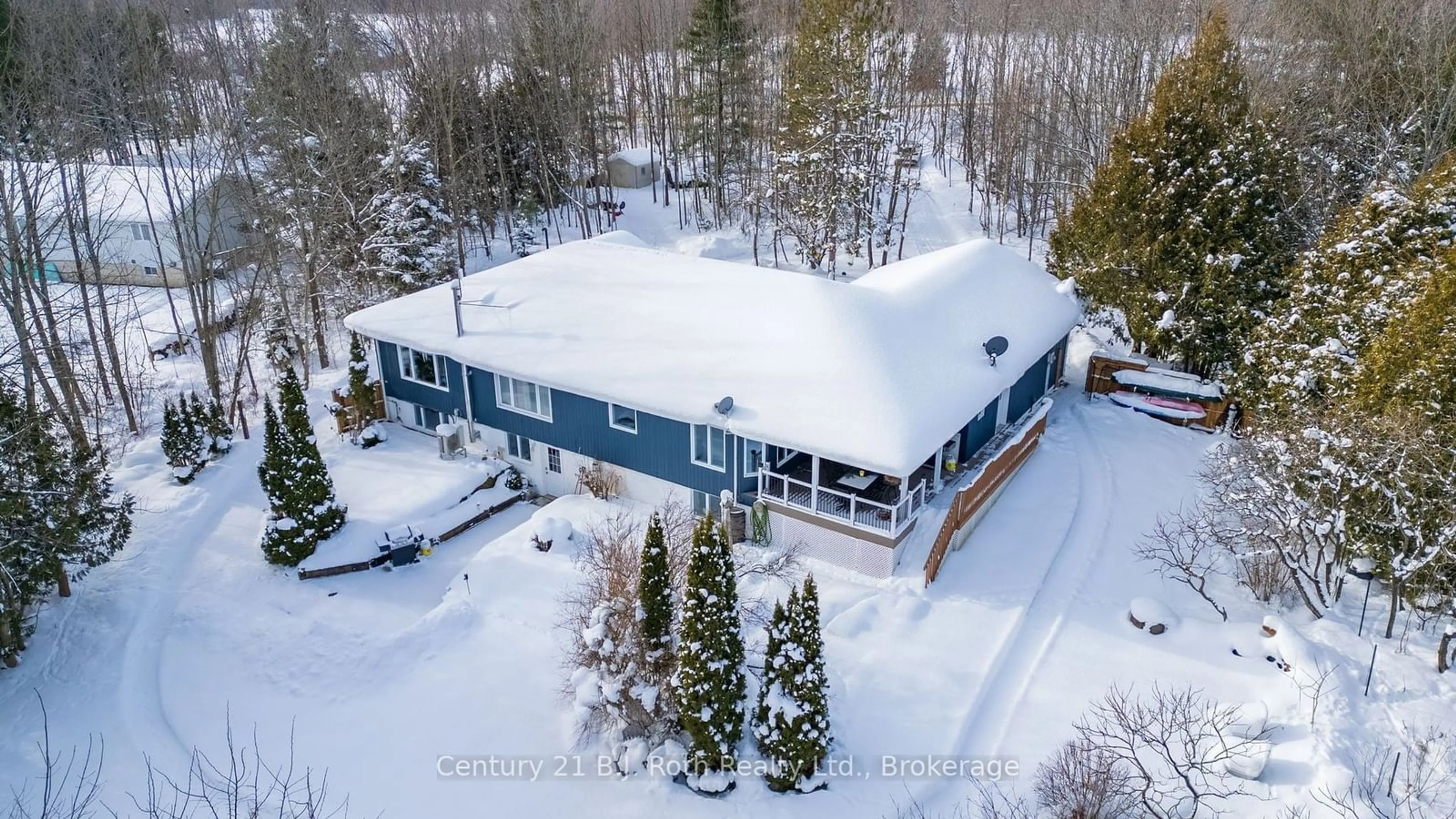 A pic from outside/outdoor area/front of a property/back of a property/a pic from drone, building for 235 MEDONTE  2 Sdrd, Oro-Medonte Ontario L0K 1E0