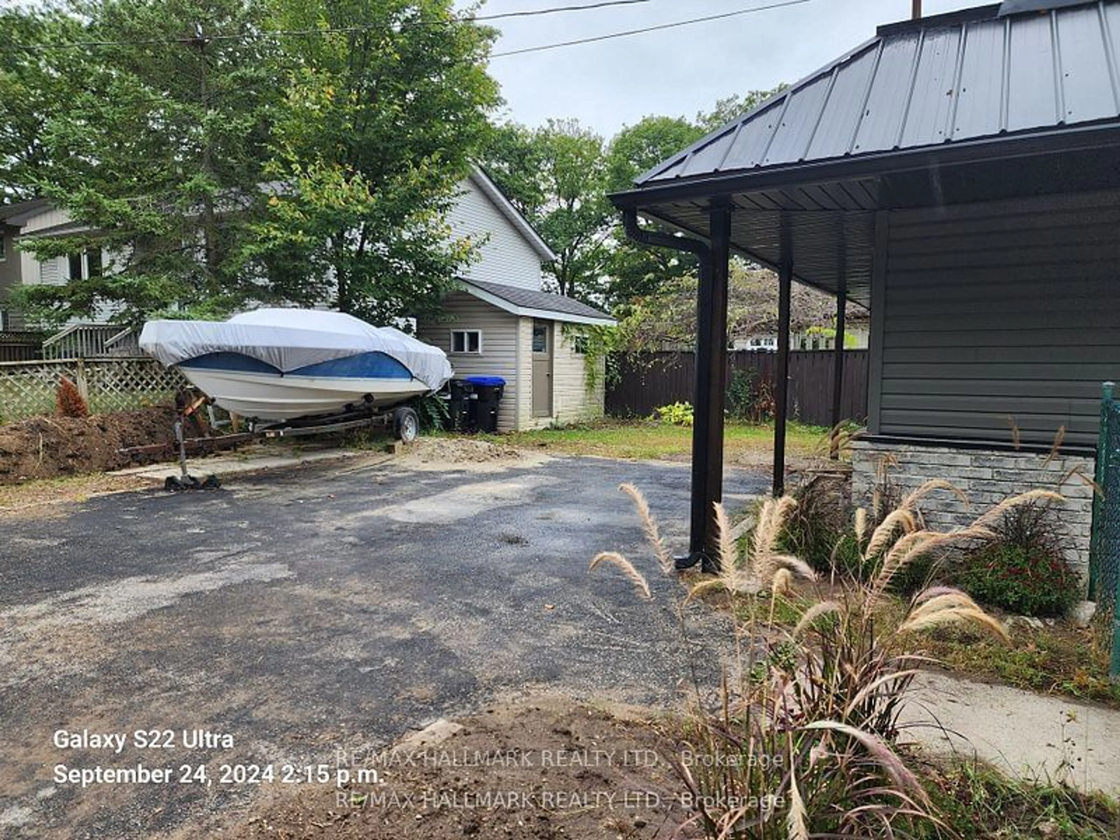 A pic from outside/outdoor area/front of a property/back of a property/a pic from drone, street for 1560 River Rd, Wasaga Beach Ontario L9Z 2W4