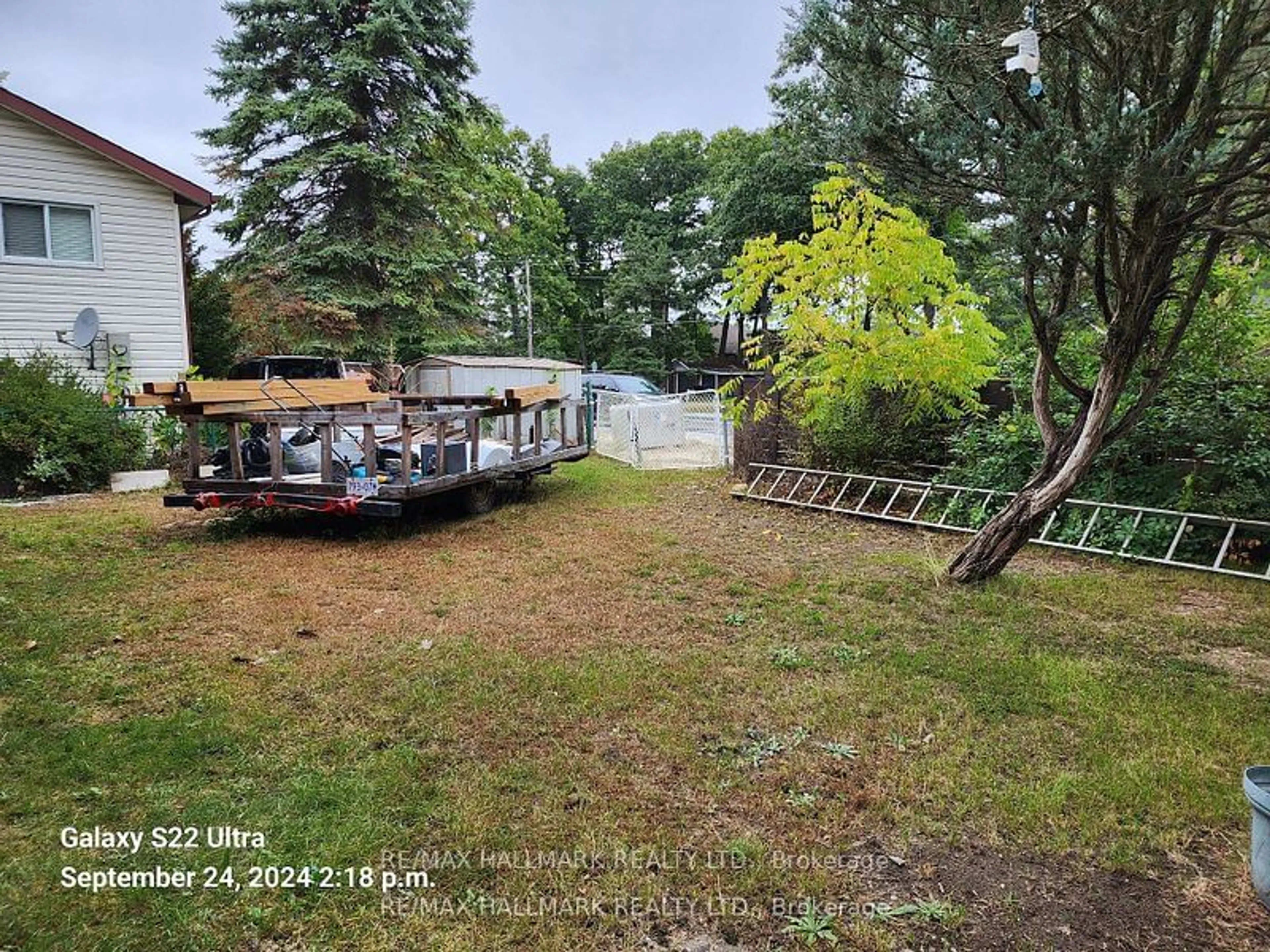 A pic from outside/outdoor area/front of a property/back of a property/a pic from drone, street for 1560 River Rd, Wasaga Beach Ontario L9Z 2W4