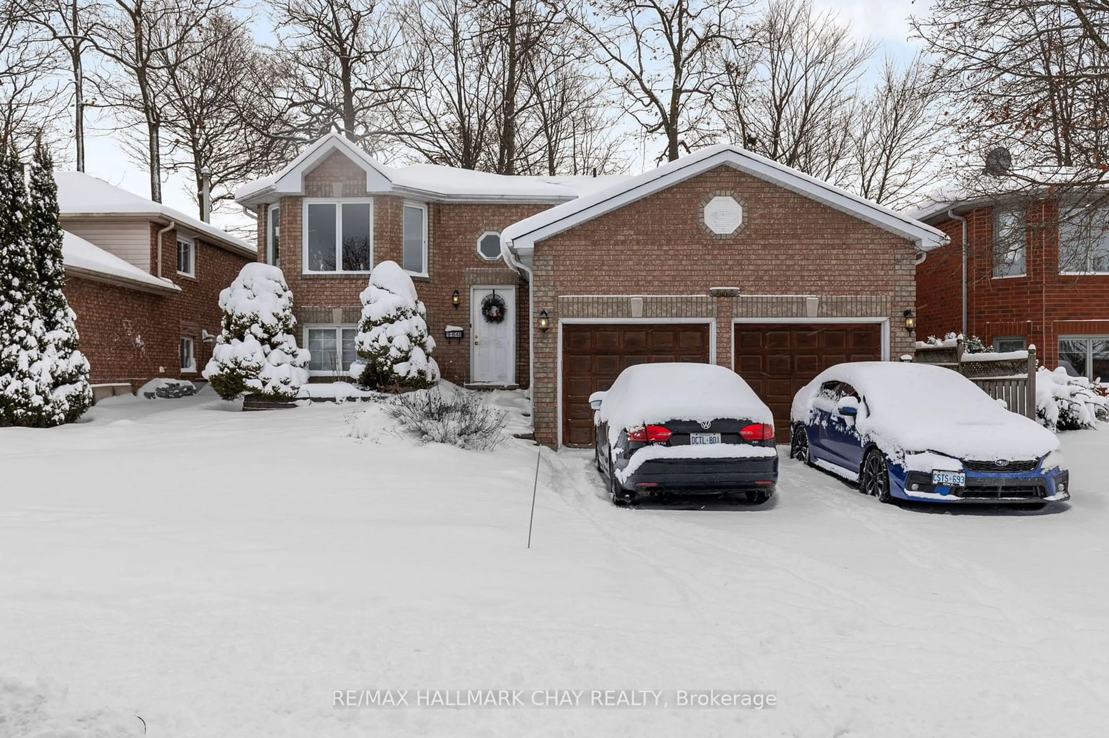 A pic from outside/outdoor area/front of a property/back of a property/a pic from drone, street for 548 Leacock Dr, Barrie Ontario L4N 7B3