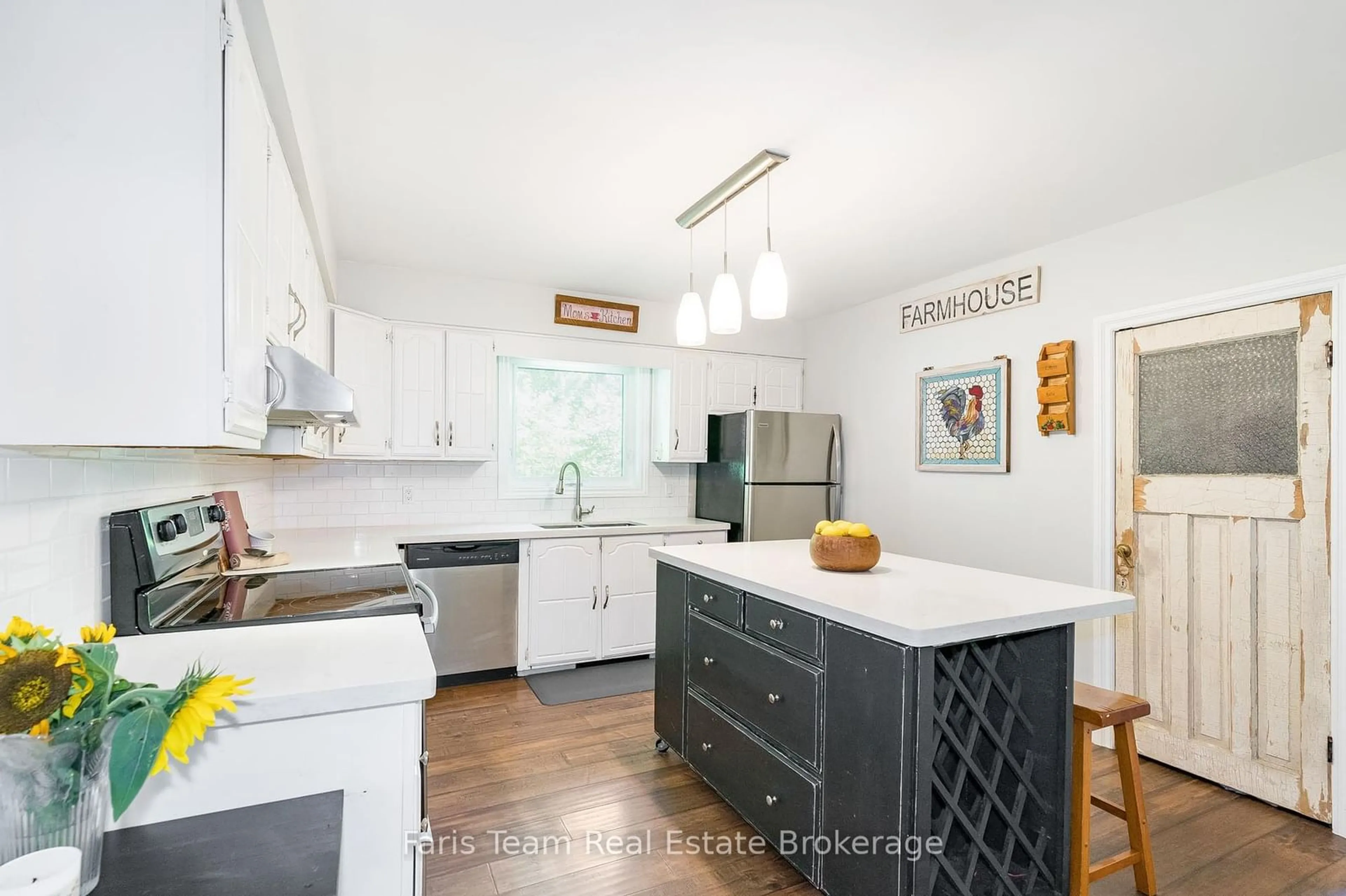 Open concept kitchen, unknown for 21 Robert St, Penetanguishene Ontario L9M 1A9