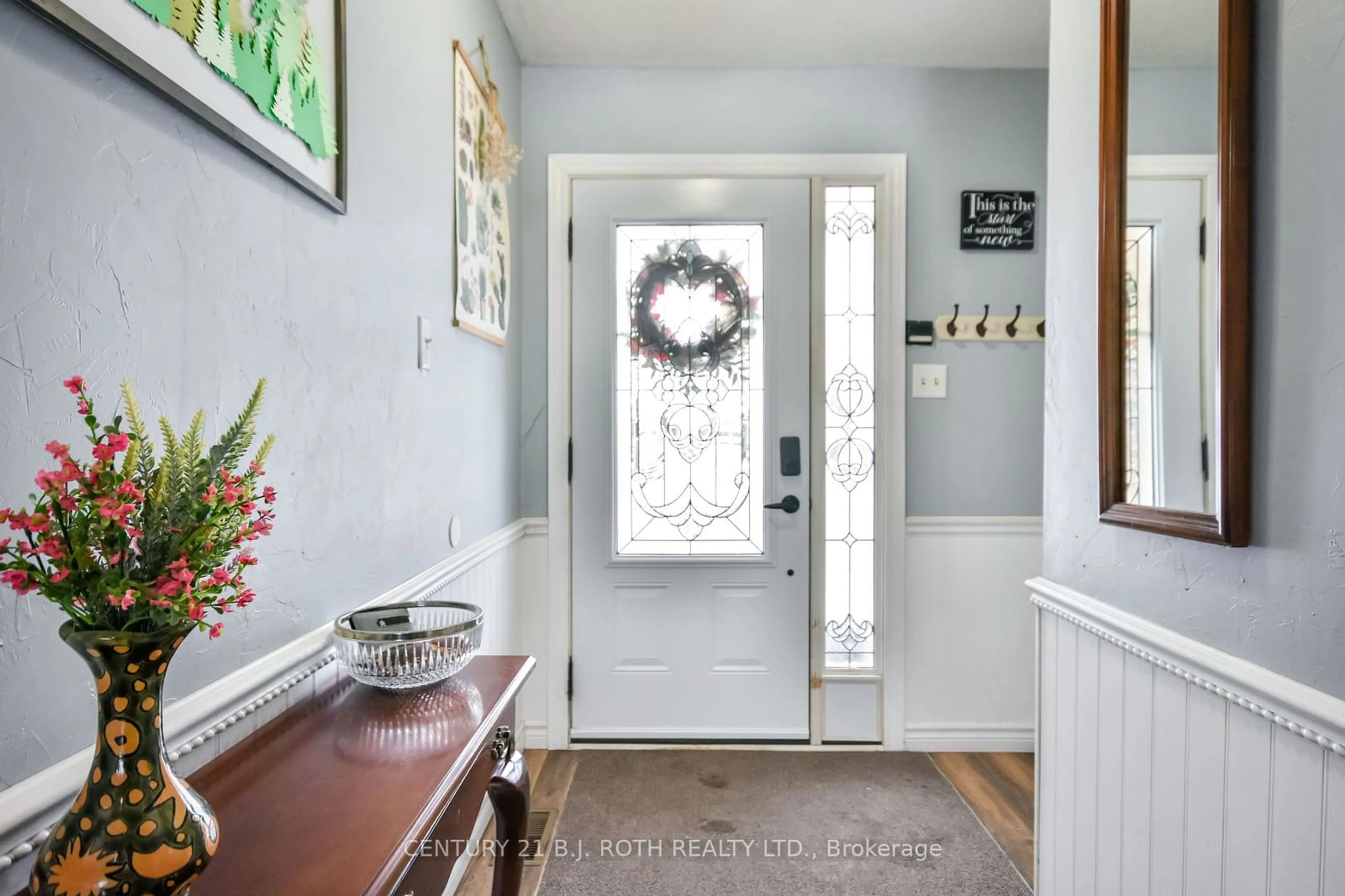 Indoor entryway for 57 Highcroft Rd, Barrie Ontario L4N 2X6