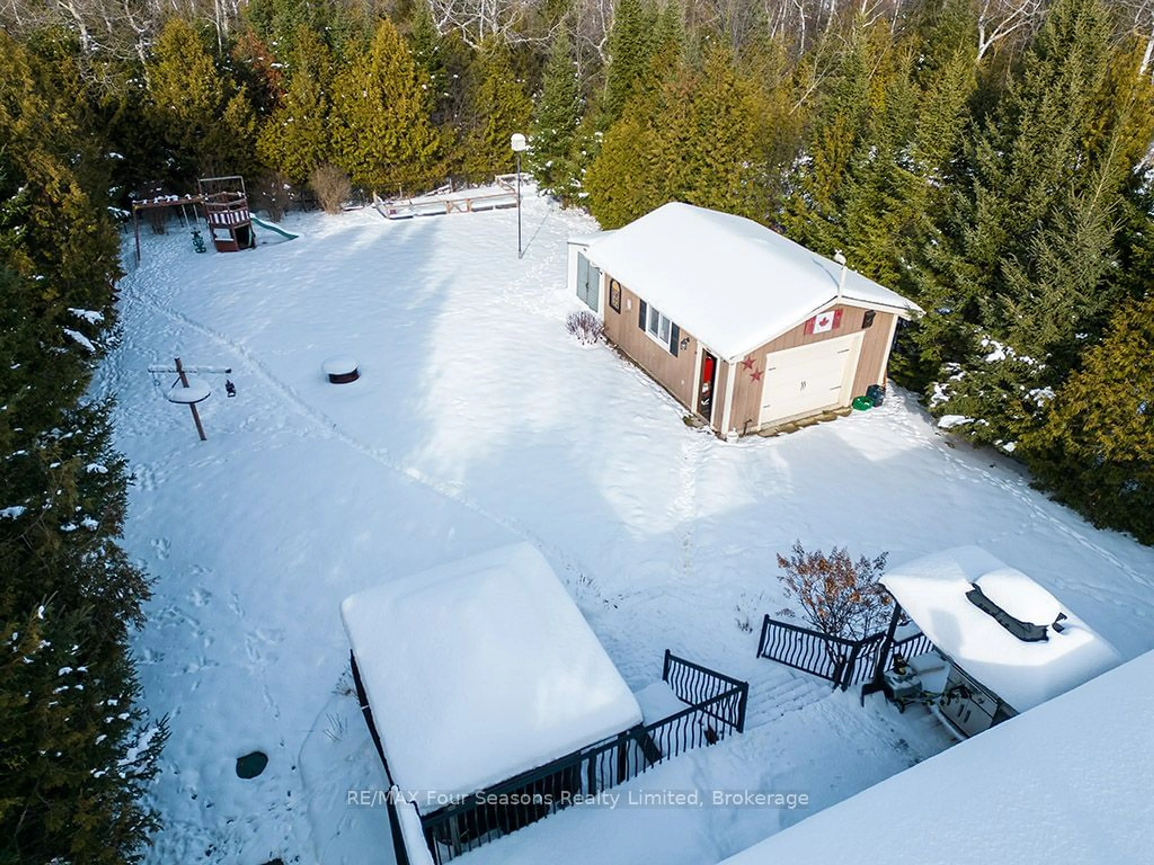 A pic from outside/outdoor area/front of a property/back of a property/a pic from drone, unknown for 71 Broadview St, Collingwood Ontario L9Y 3Z1