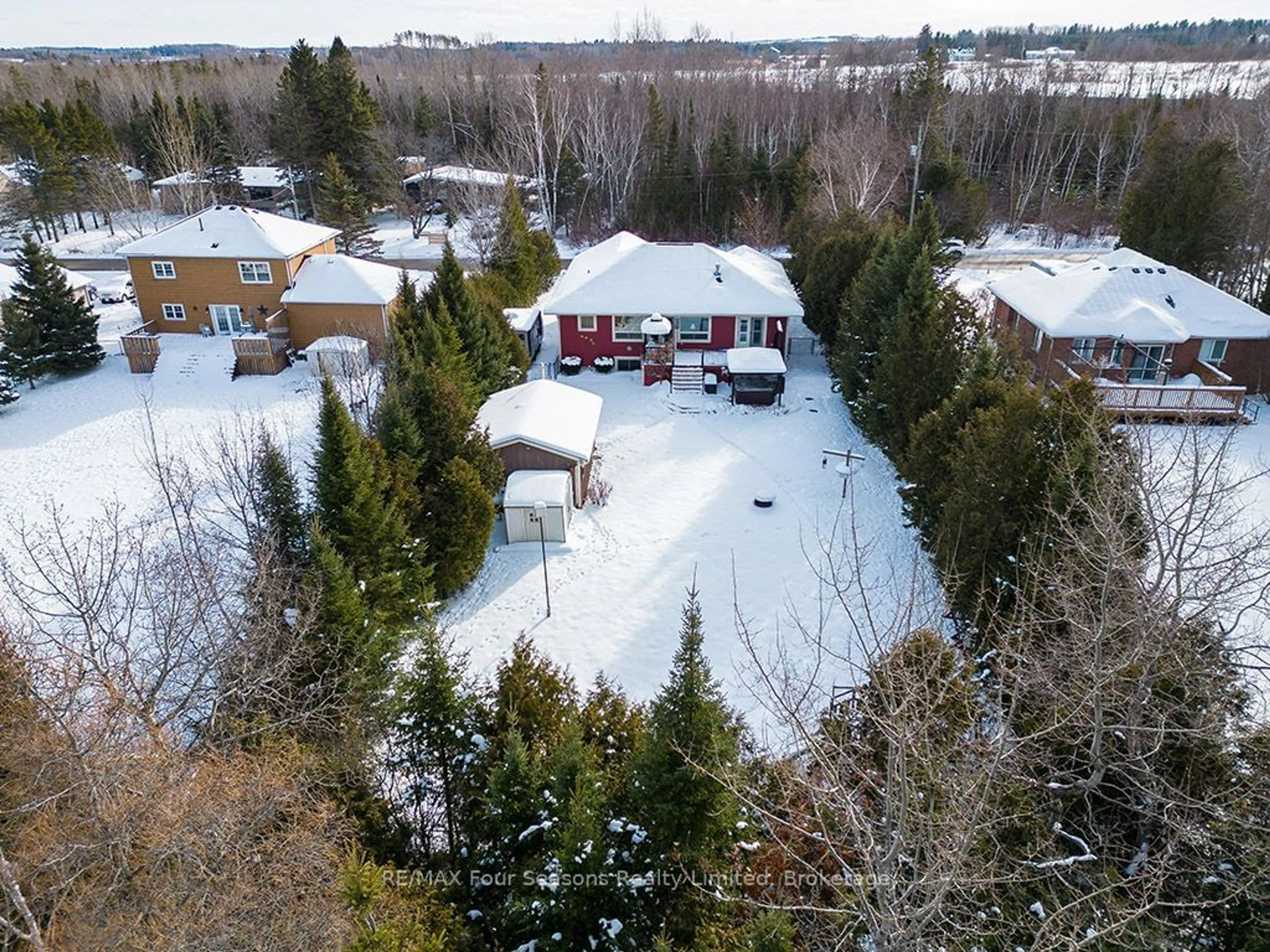 A pic from outside/outdoor area/front of a property/back of a property/a pic from drone, unknown for 71 Broadview St, Collingwood Ontario L9Y 3Z1