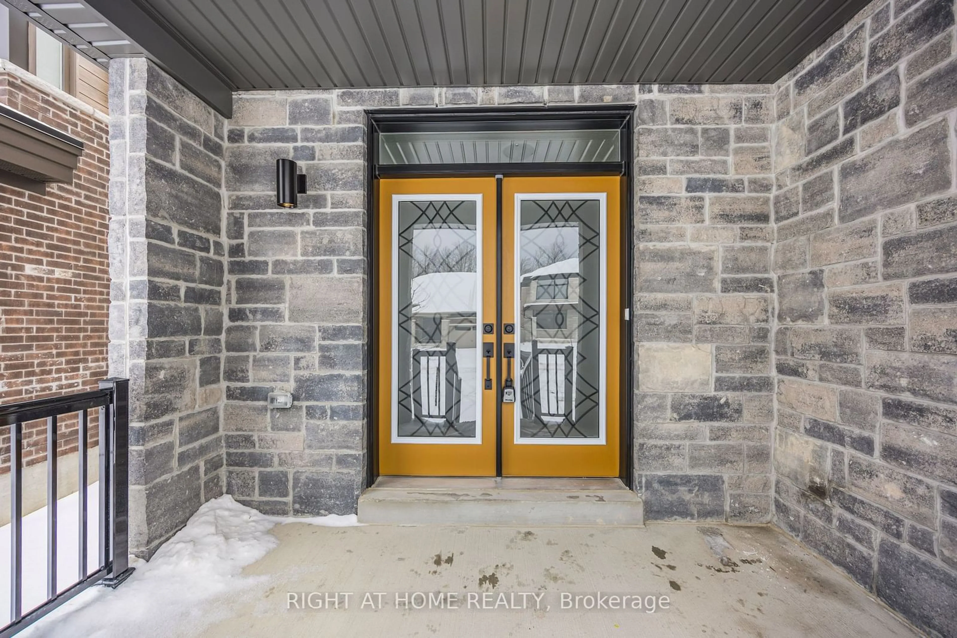 Indoor entryway for 46 Del Ray Cres, Wasaga Beach Ontario L9Z 0N8