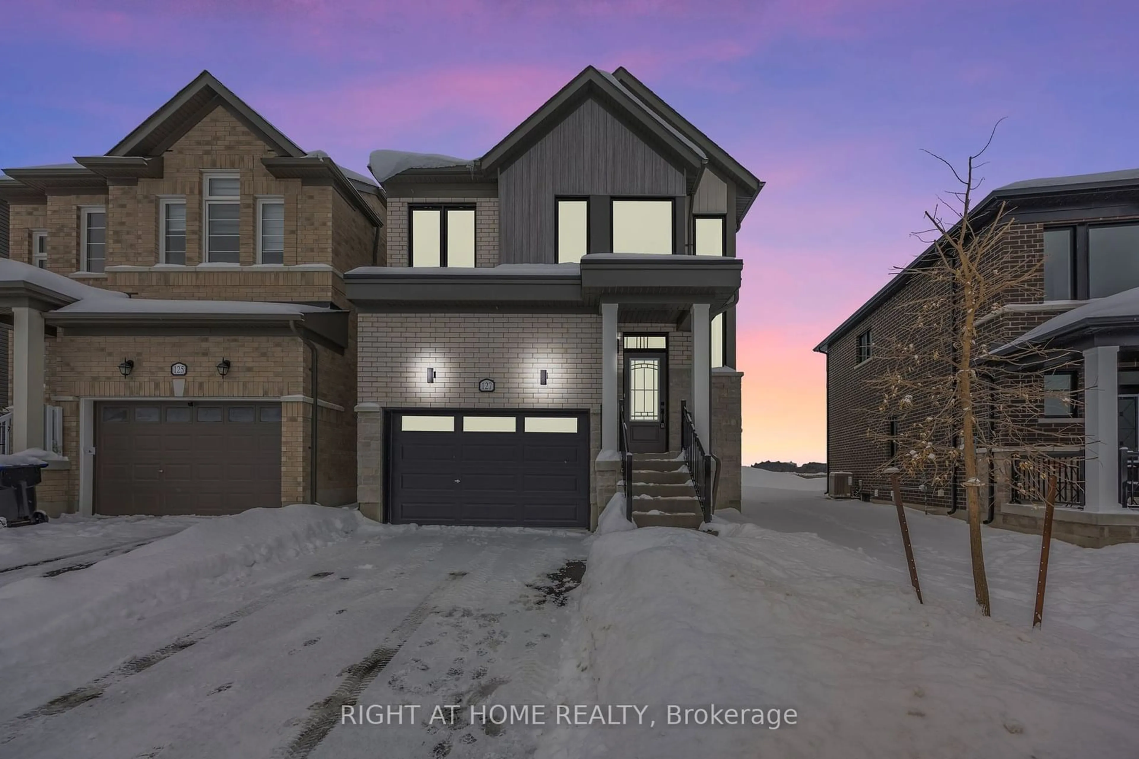 A pic from outside/outdoor area/front of a property/back of a property/a pic from drone, street for 127 Union Blvd, Wasaga Beach Ontario L9Z 0P1