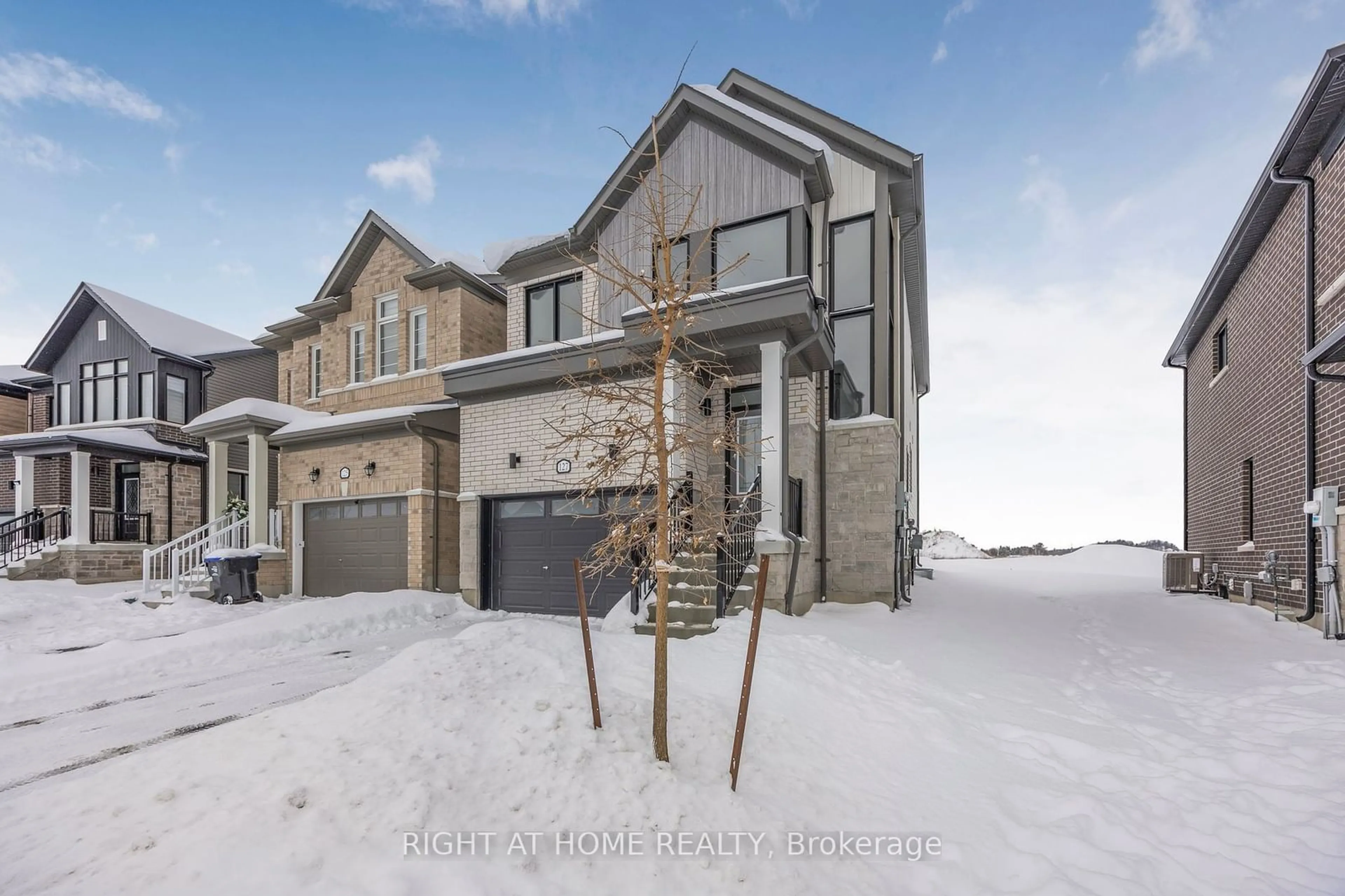 A pic from outside/outdoor area/front of a property/back of a property/a pic from drone, street for 127 Union Blvd, Wasaga Beach Ontario L9Z 0P1