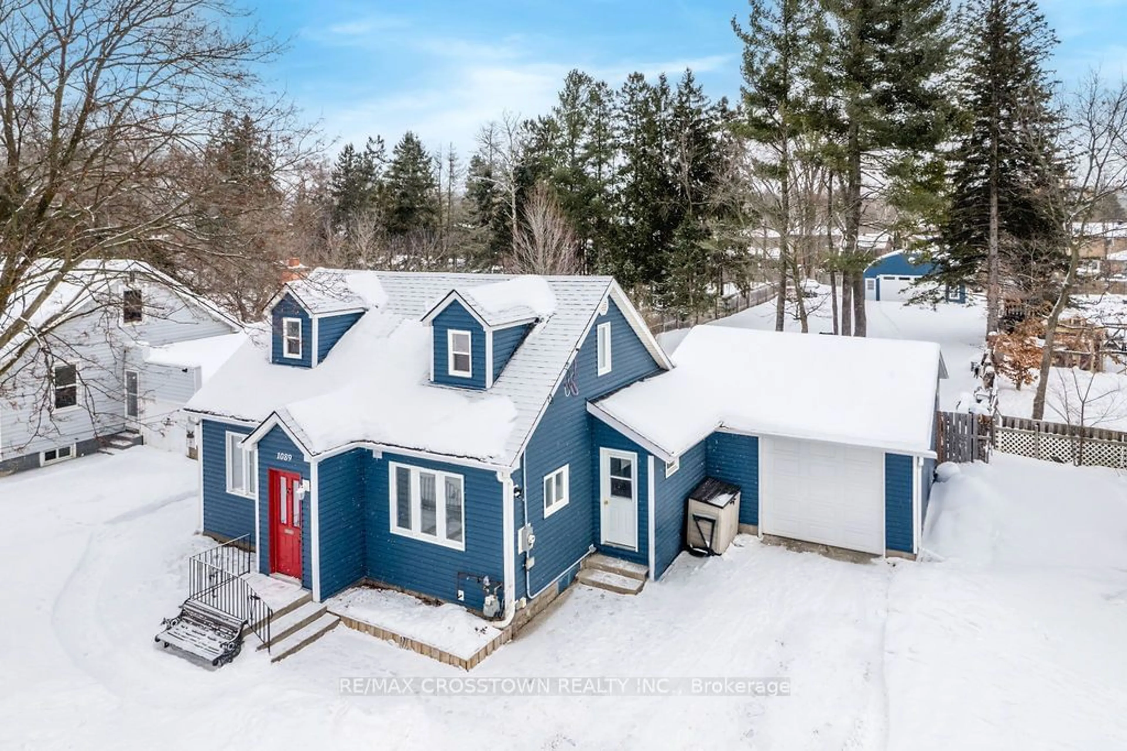 A pic from outside/outdoor area/front of a property/back of a property/a pic from drone, street for 1089 Bayfield St, Springwater Ontario L0L 1X1