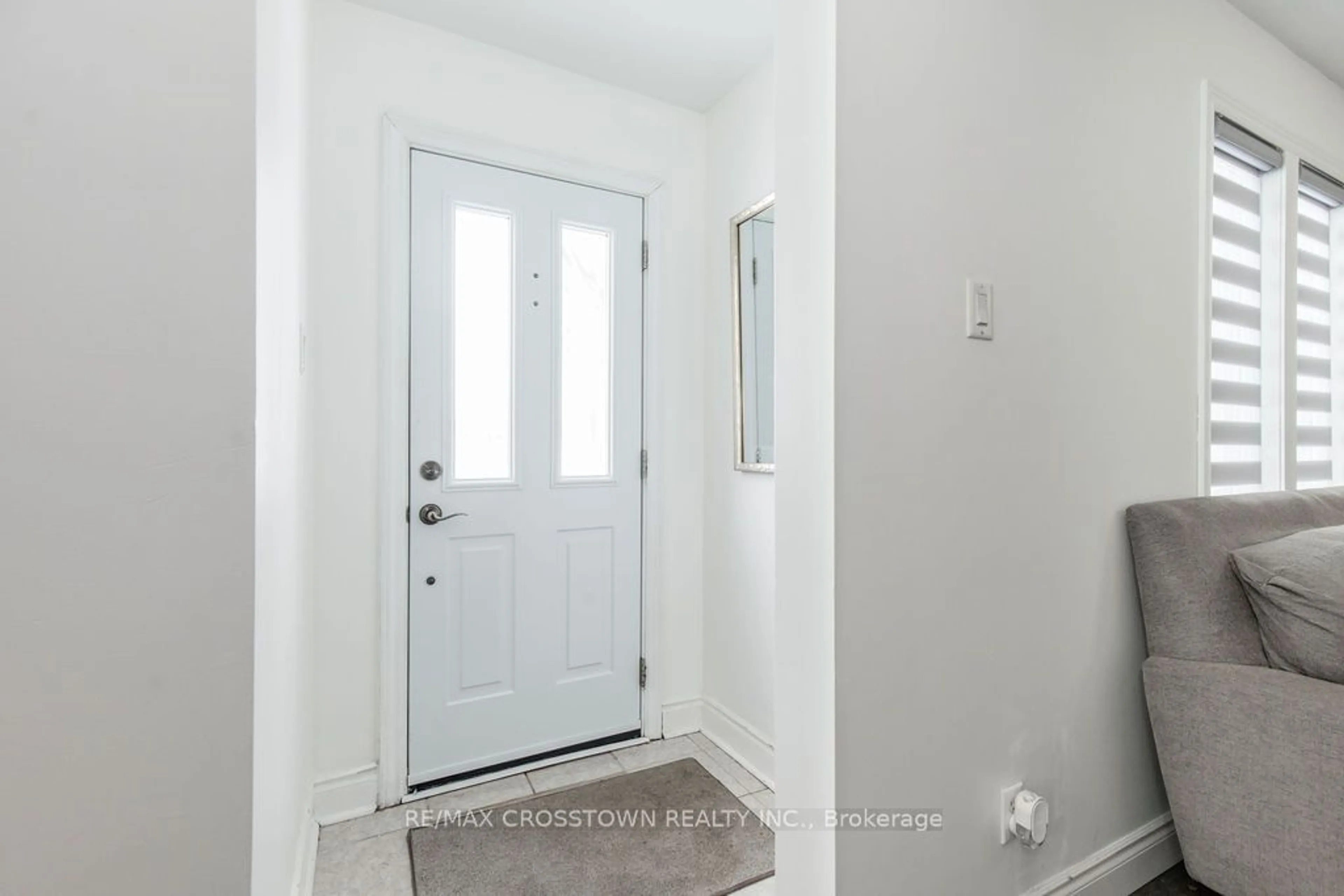 Indoor entryway for 1089 Bayfield St, Springwater Ontario L0L 1X1