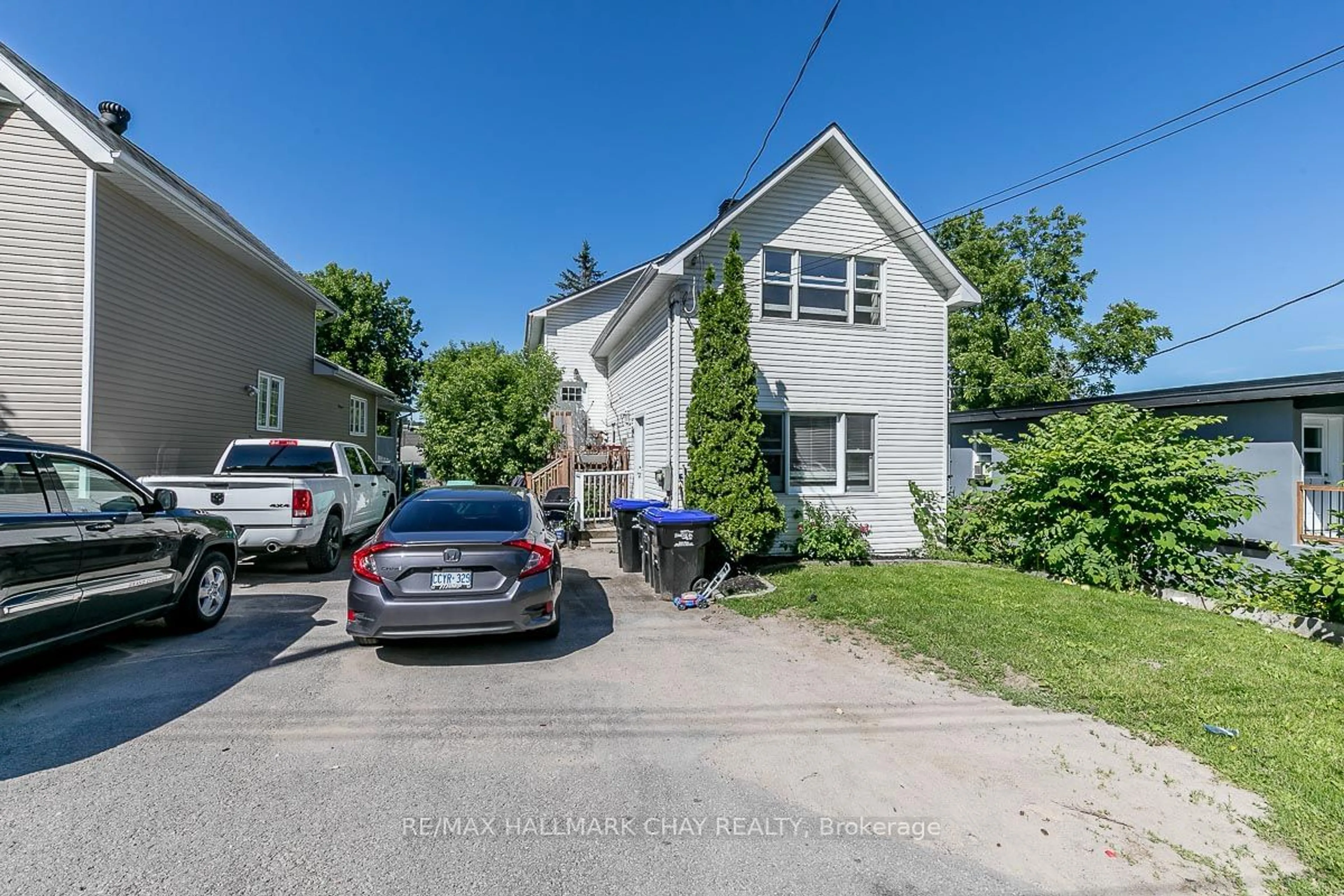 A pic from outside/outdoor area/front of a property/back of a property/a pic from drone, street for 226 Queen St, Midland Ontario L4R 3H1