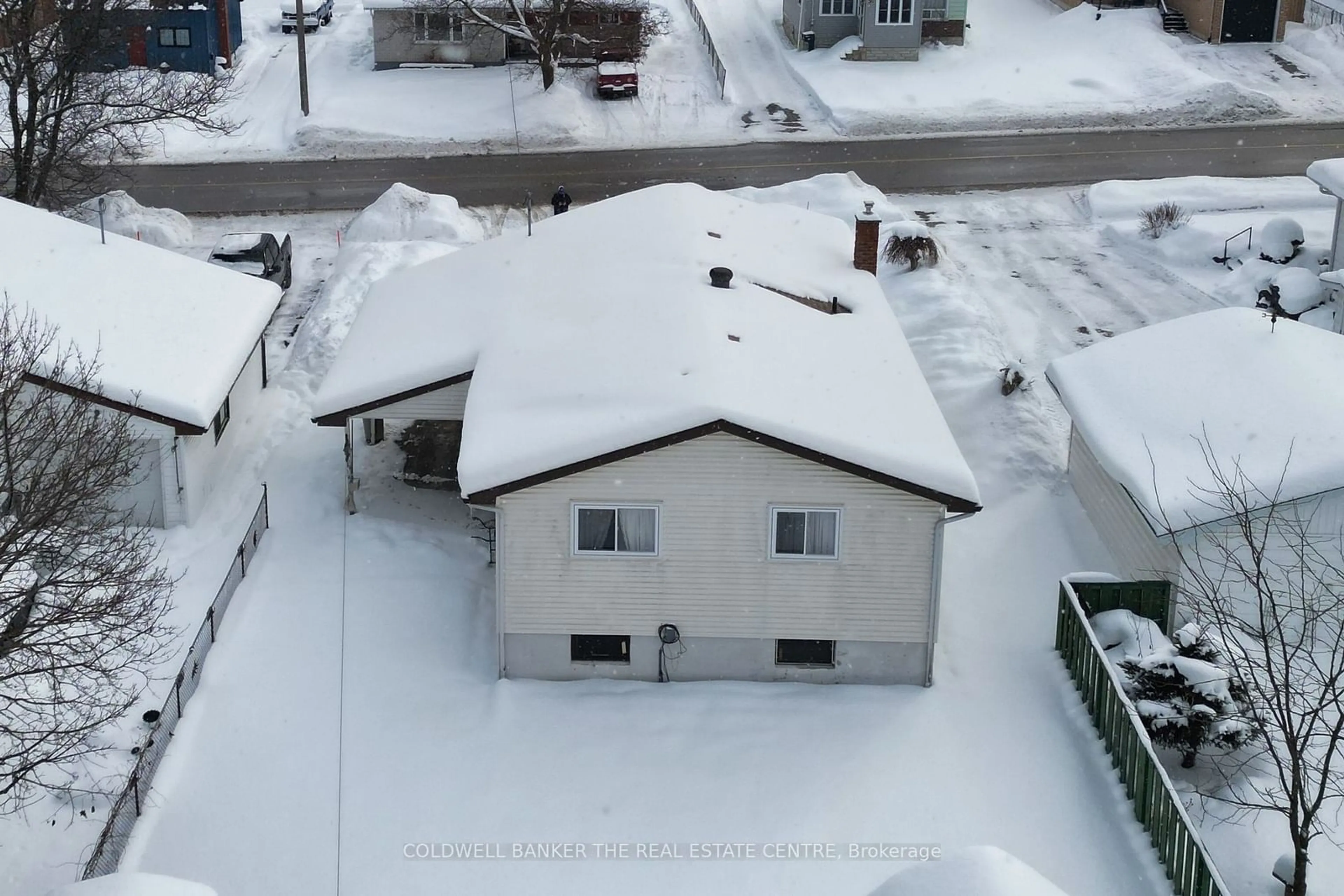 A pic from outside/outdoor area/front of a property/back of a property/a pic from drone, unknown for 364 MISSISSAGA St, Orillia Ontario L3V 3C3