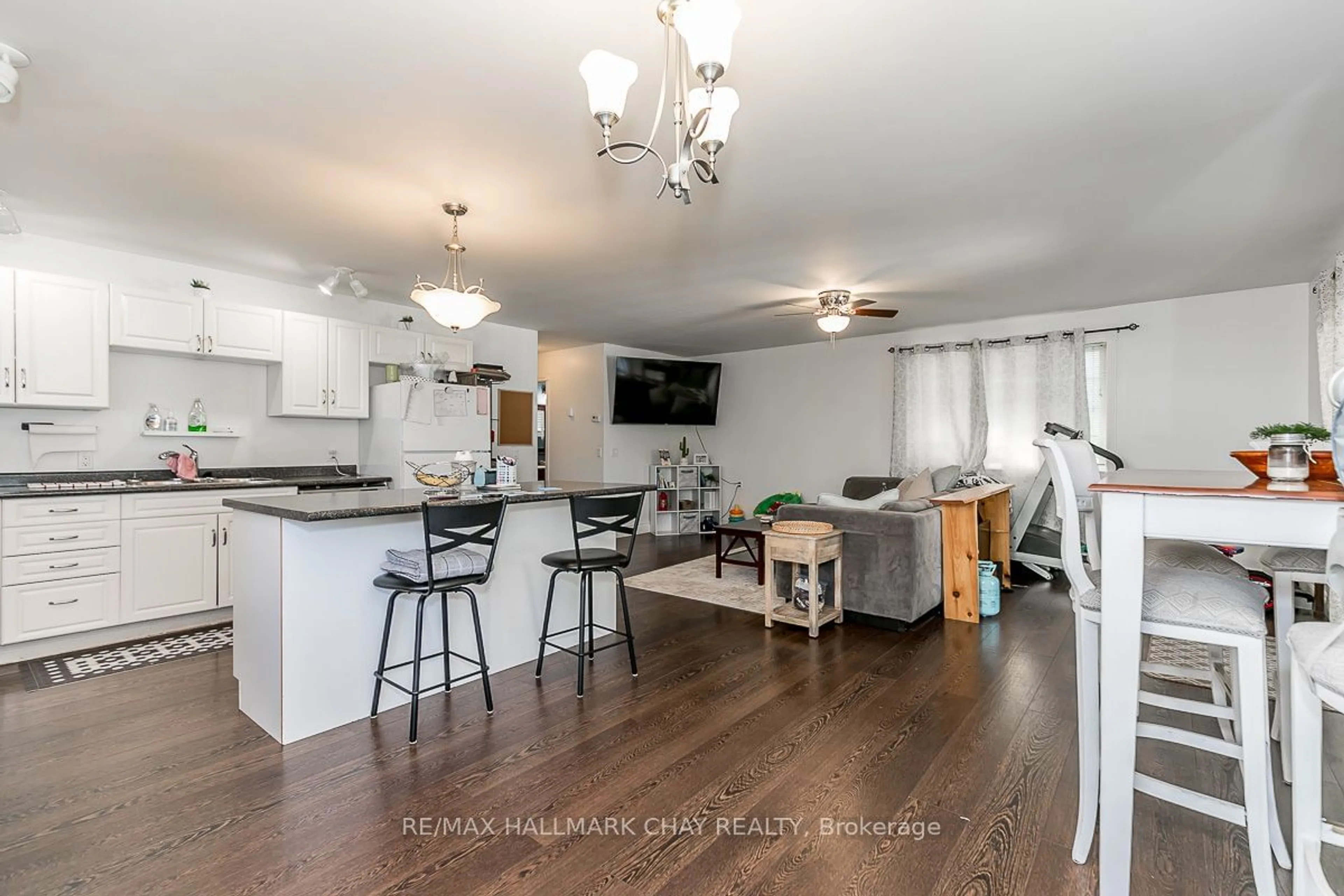 Open concept kitchen, wood/laminate floor for 230 Queen St, Midland Ontario L4R 3H1