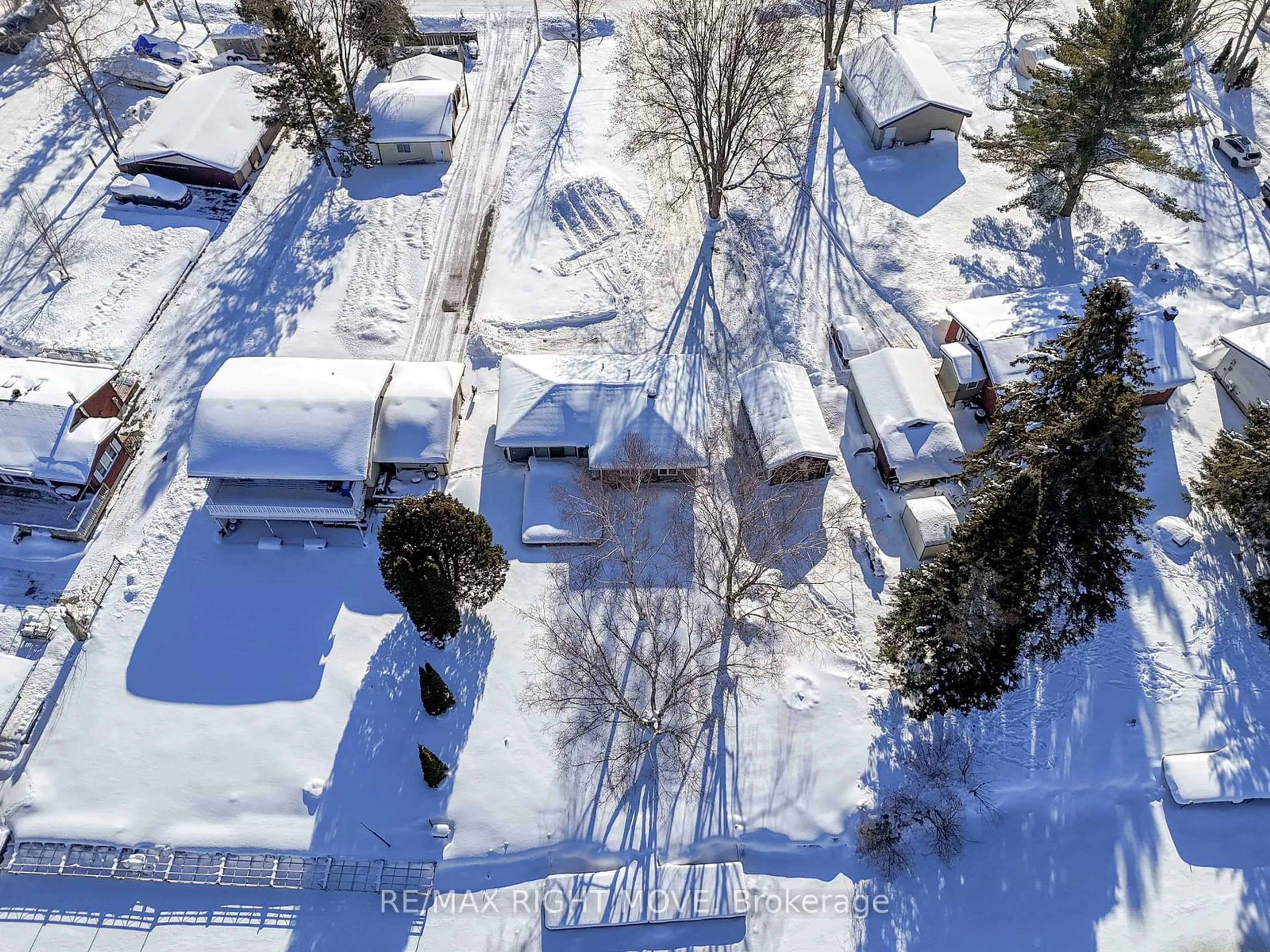 A pic from outside/outdoor area/front of a property/back of a property/a pic from drone, street for 2624 Westshore Cres, Severn Ontario L3V 0V8