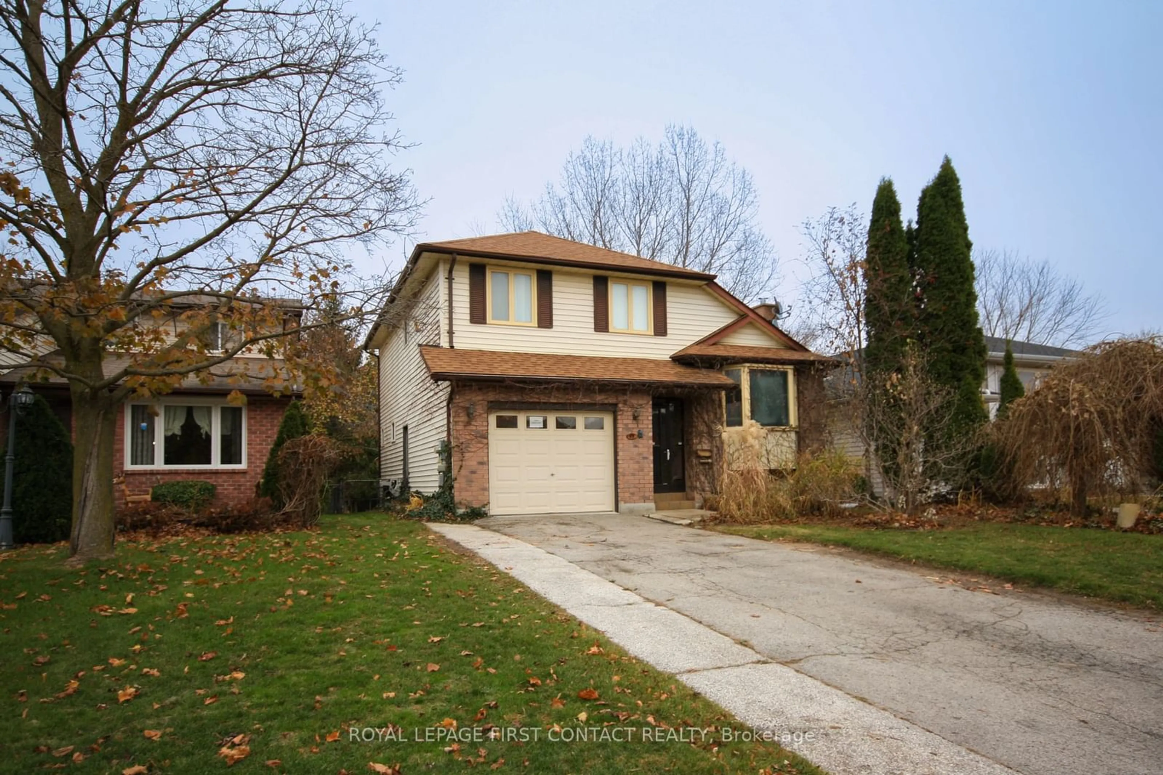 Home with brick exterior material, street for 17 Mcconkey Pl, Barrie Ontario L4N 6H1