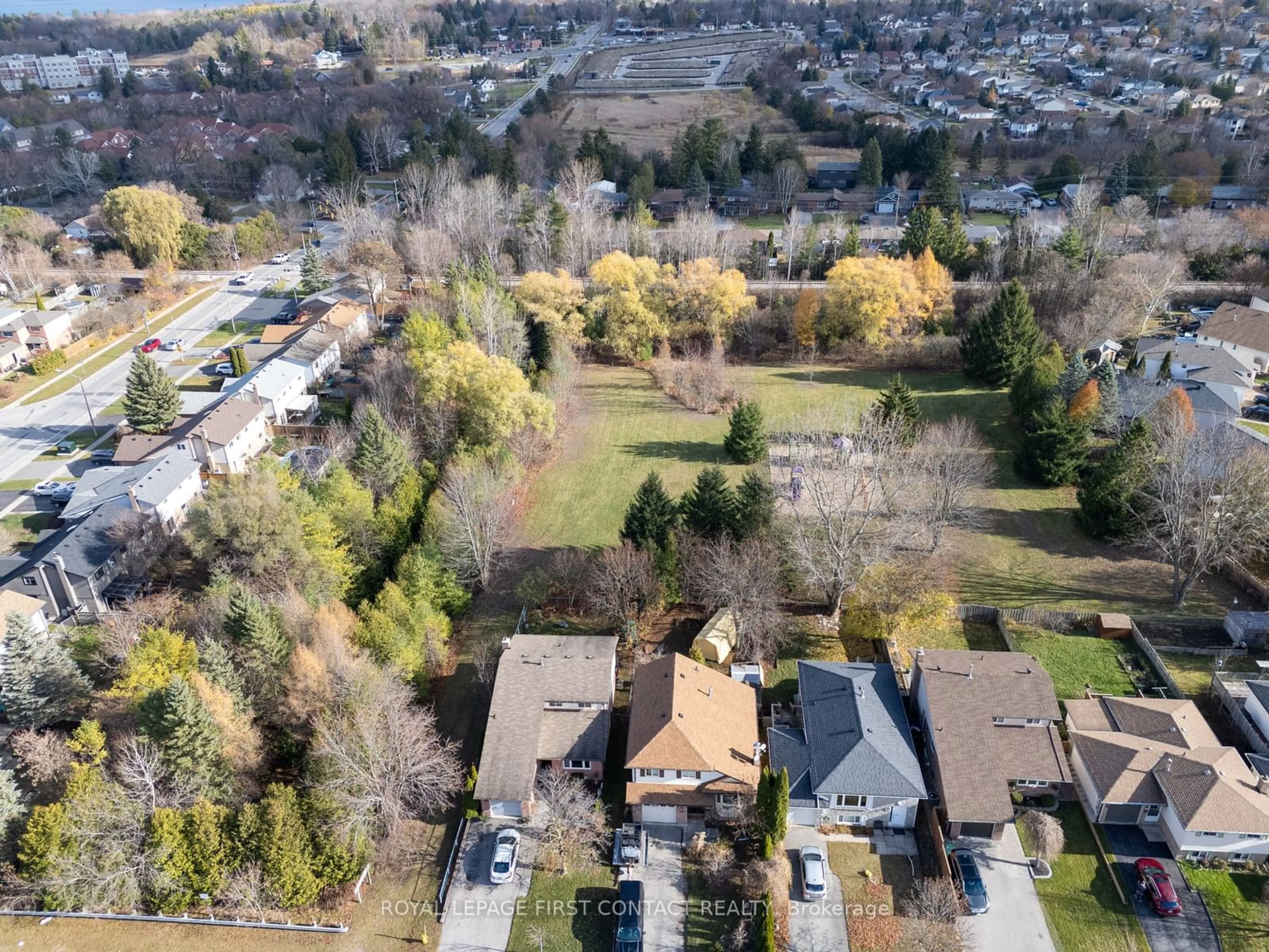 A pic from outside/outdoor area/front of a property/back of a property/a pic from drone, unknown for 17 Mcconkey Pl, Barrie Ontario L4N 6H1