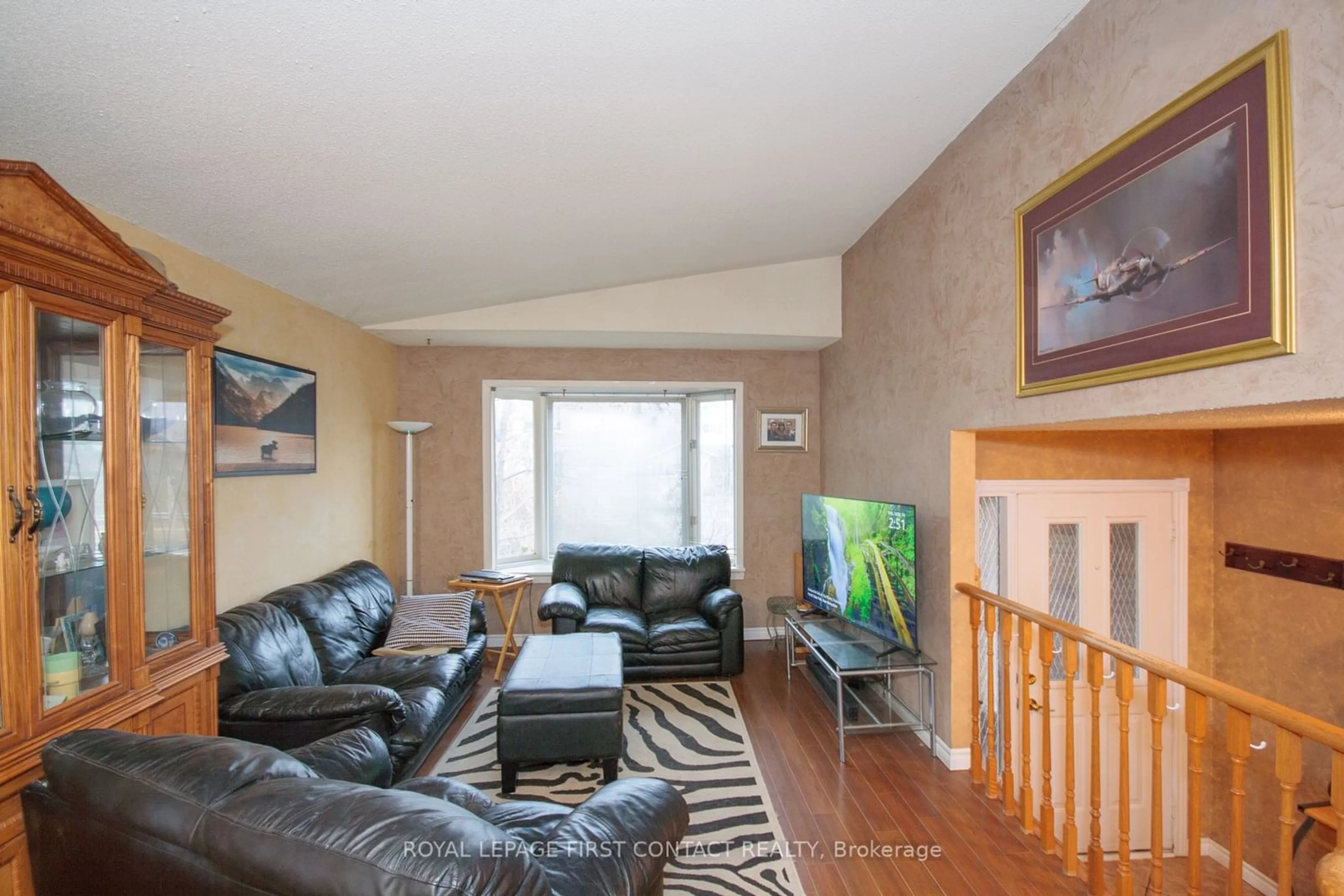 Living room with furniture, wood/laminate floor for 17 Mcconkey Pl, Barrie Ontario L4N 6H1