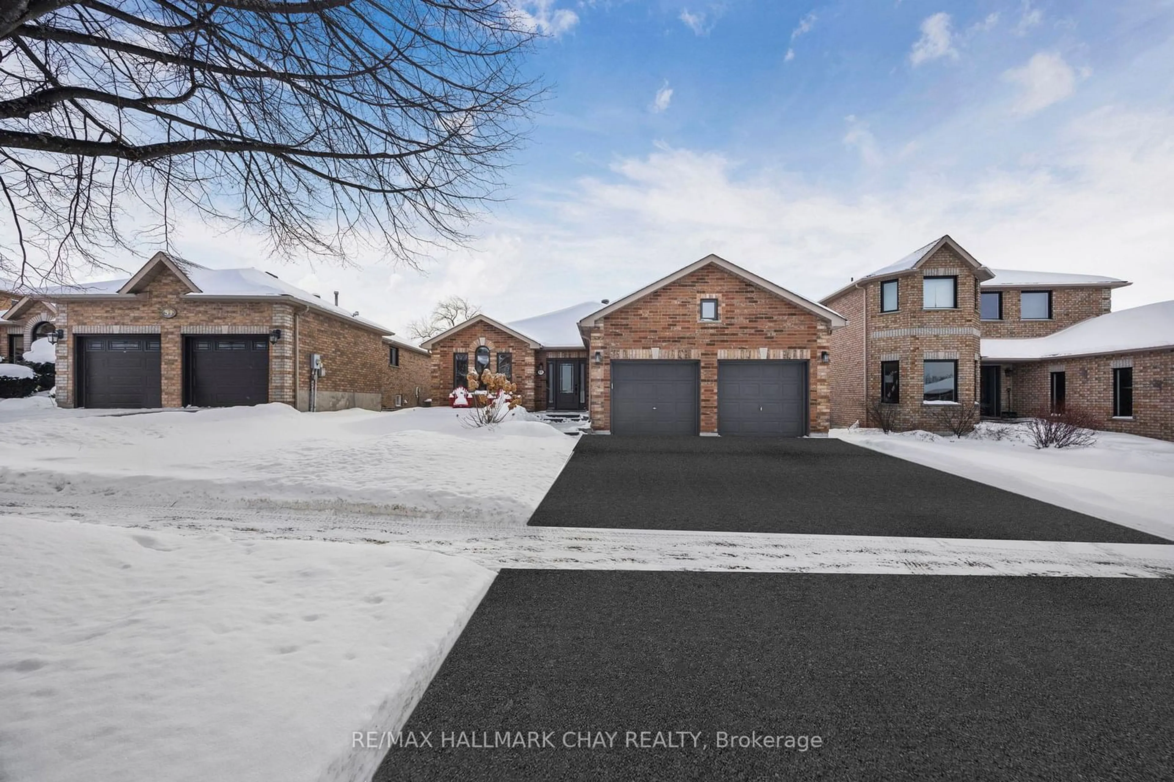 A pic from outside/outdoor area/front of a property/back of a property/a pic from drone, street for 53 Logan Crt, Barrie Ontario L4N 8G9